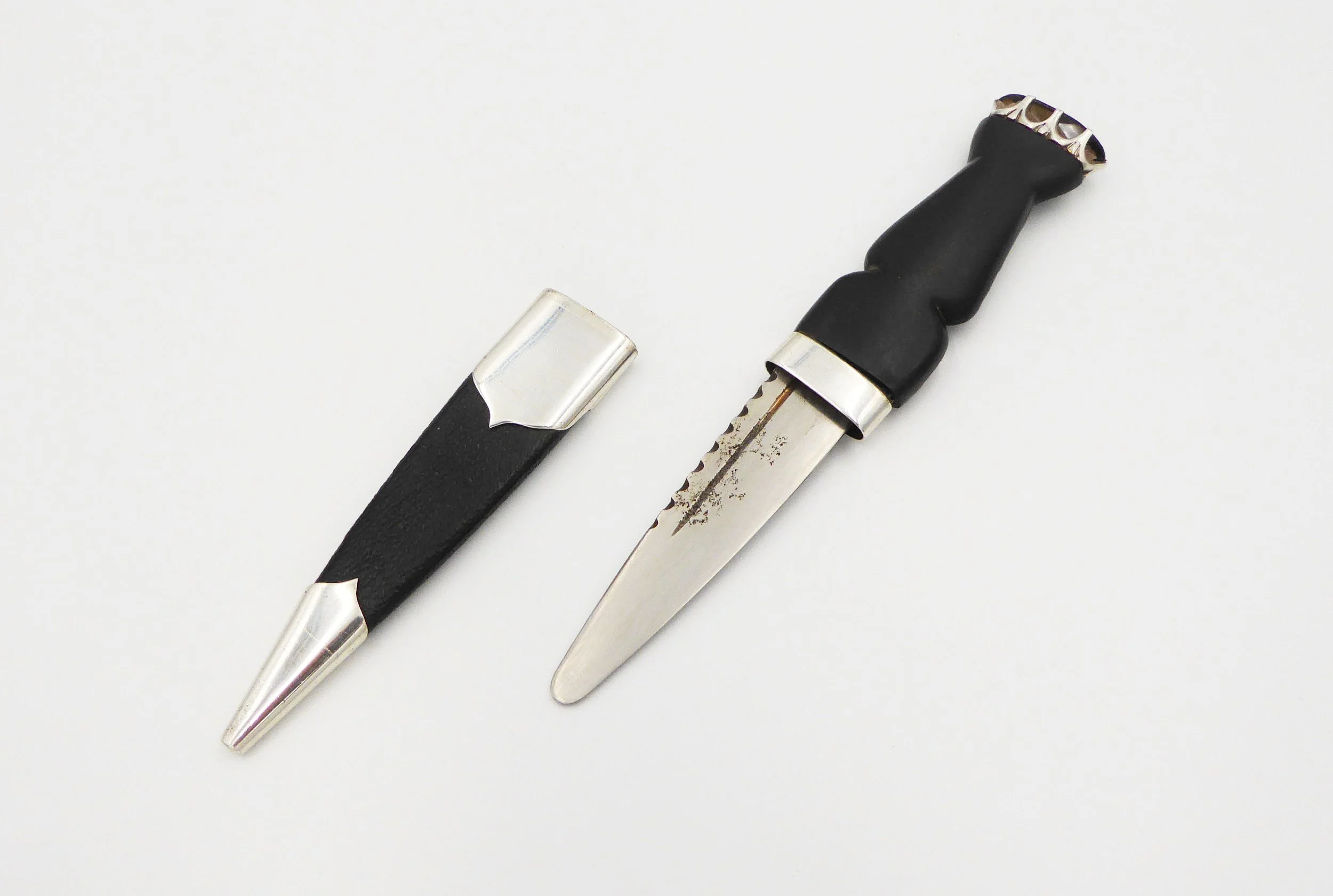 vintage Scottish silver mounted sgian dubh by Thomas K. Ebbutt, Edinburgh, 1982  - reverse 1