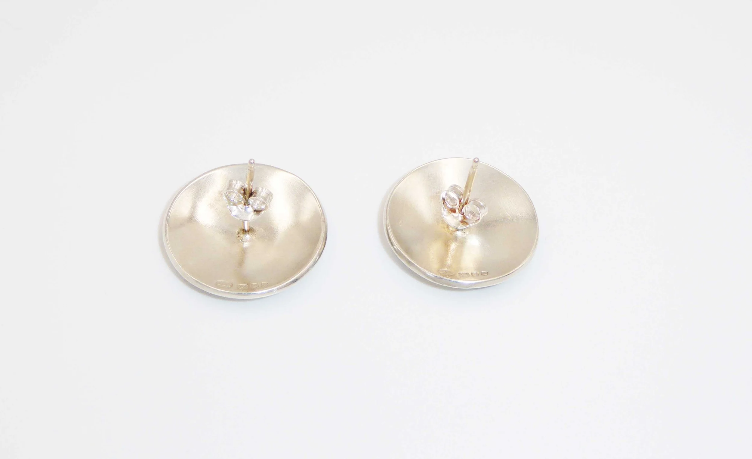 Silver and enamel circular stud earrings by Jane Moore, Leamington Spa, hallmarked London, 1994 - reverse