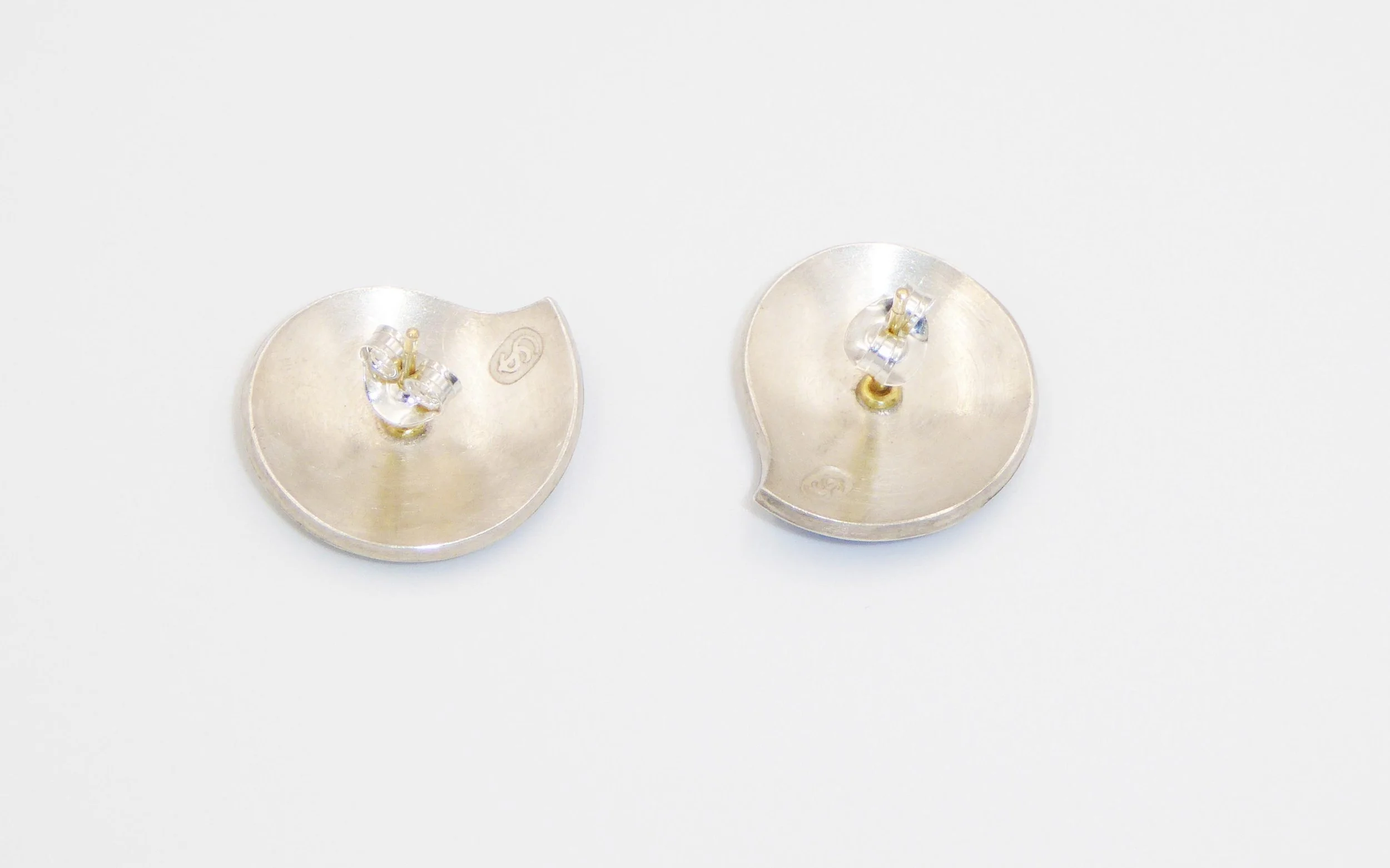 Silver and enamel ‘shell’ stud earrings by Jane Short, Brighton, c.1990 - reverse