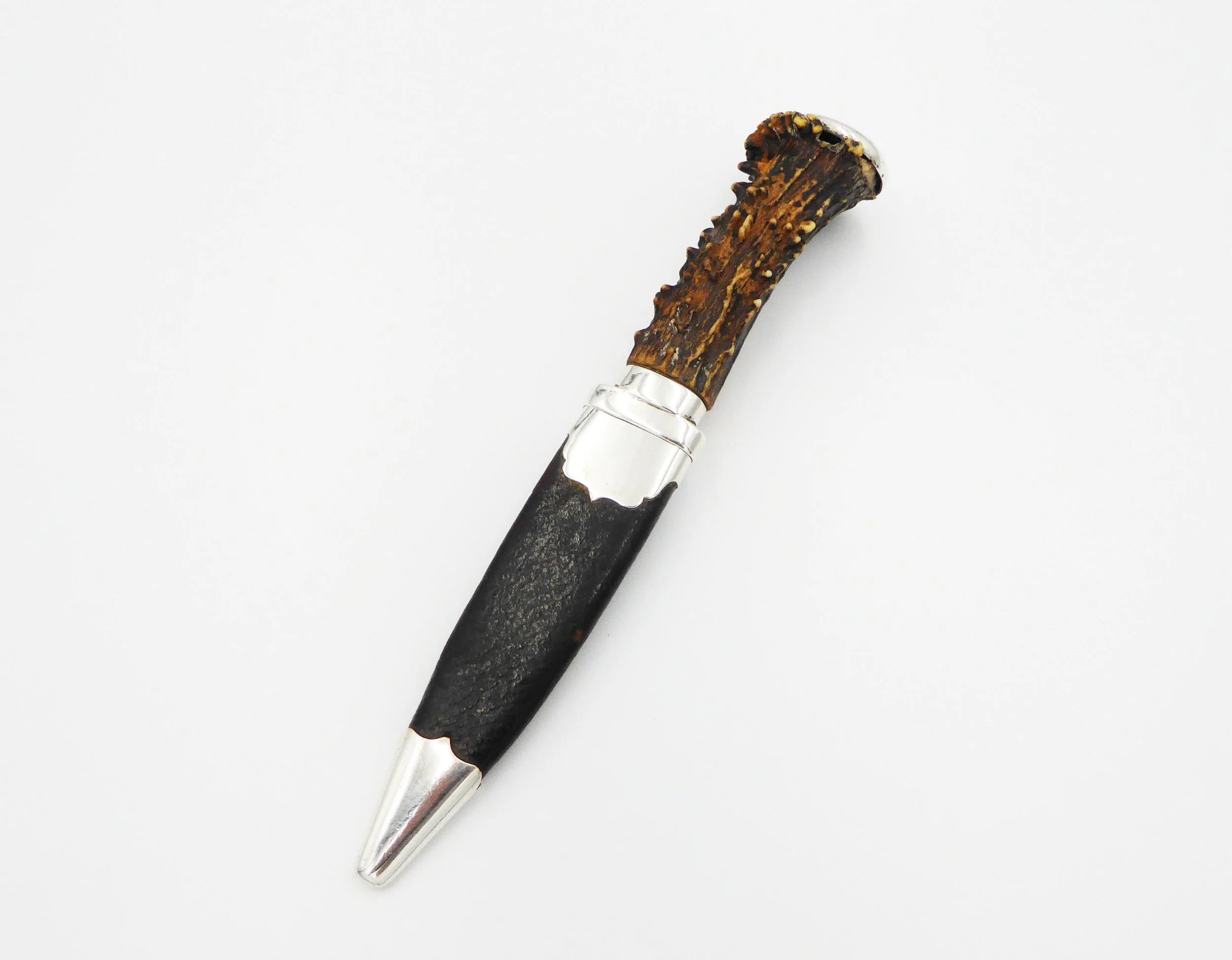 An antique Scottish provincial silver mounted sgian dubh by Alexander Fraser, trading as Fraser, Ferguson & MacBean, Inverness, circa 1907–1939 - front 2