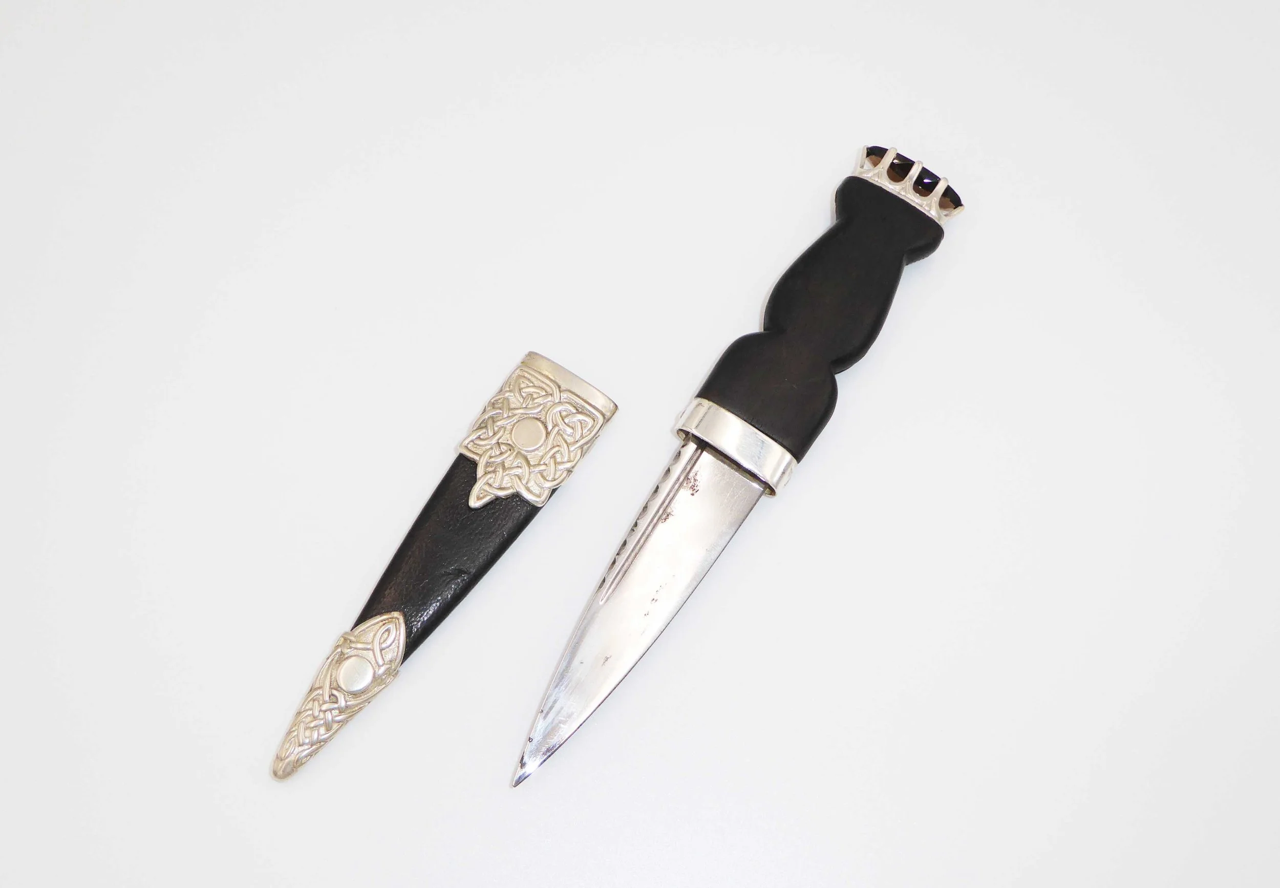 A Vintage Scottish silver mounted sgian dubh by Thomas K. Ebbutt, Edinburgh, 1930 - reverse open