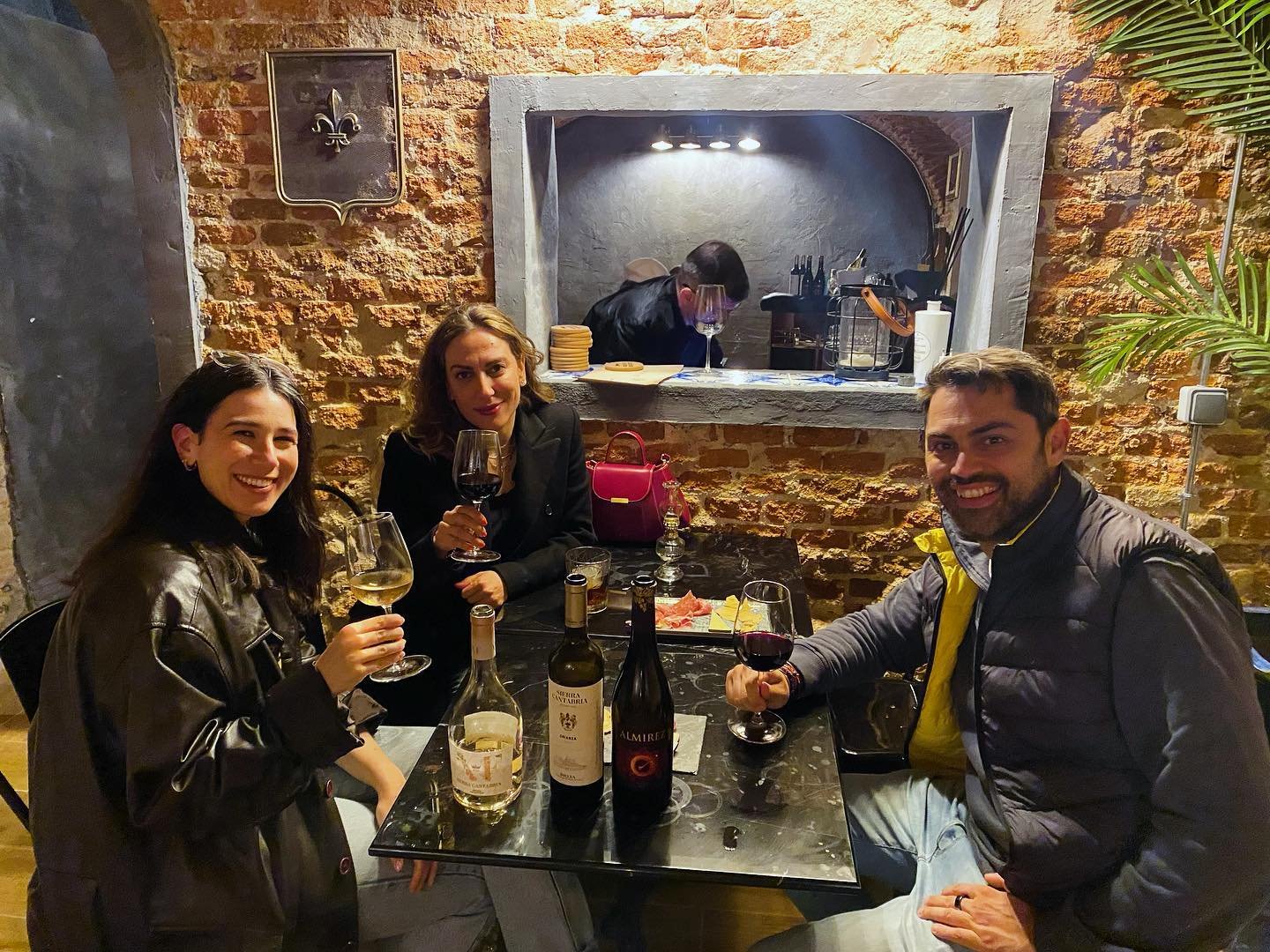 Last night we celebrated a wonderful event drinking wines from @vinedosybodegassierracantabria Stay tuned each month for our list of events! // Anoche celebramos un evento maravilloso tomando vinos de @vinedosybodegassierracantabria &iexcl;Permanece 