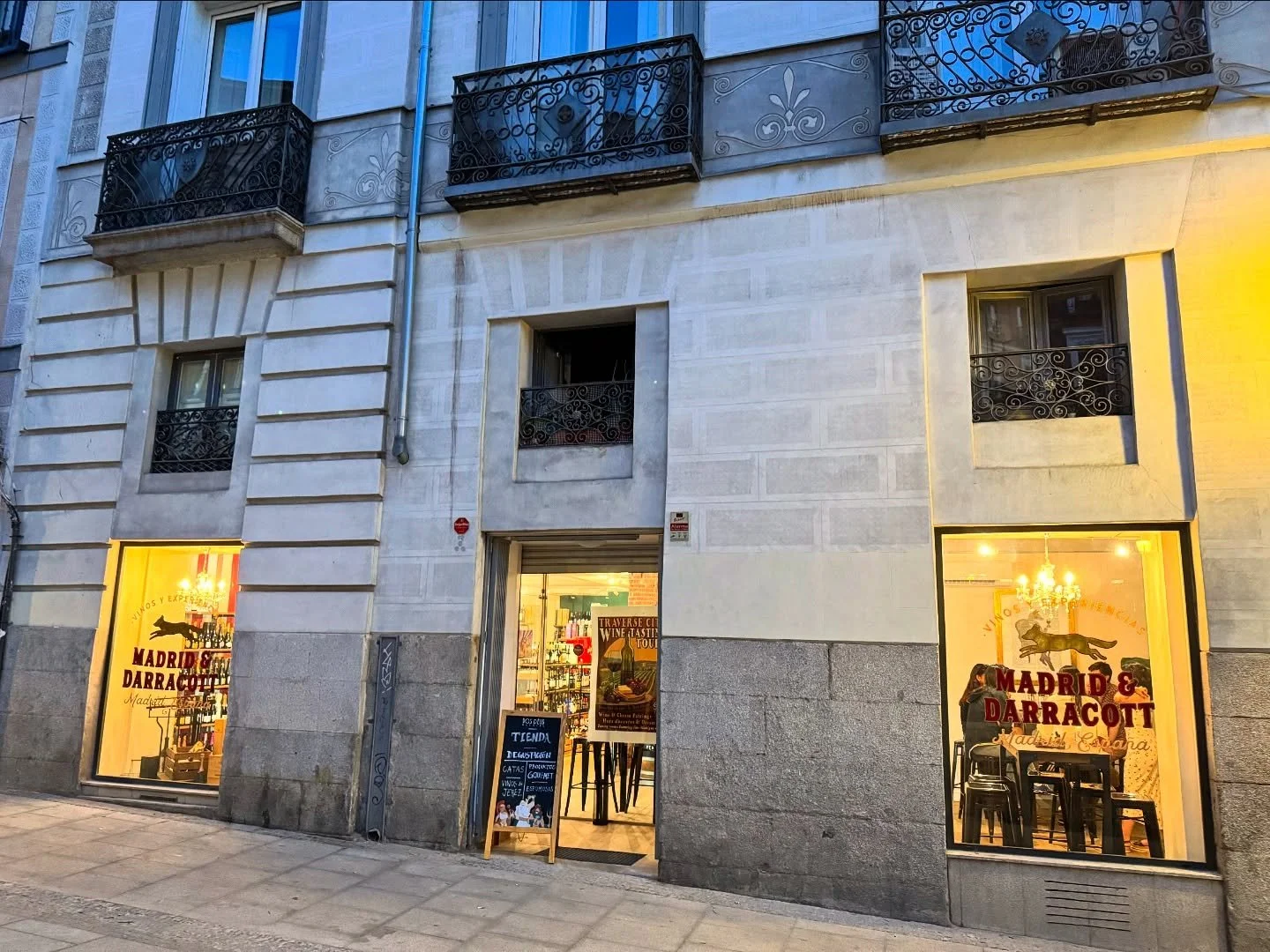 Looking for a cozy place to grab a glass of wine and some tapas? Well, we&rsquo;ve got you covered! // &iquest;Buscas un lugar acogedor para tomar una copa de vino y unas tapas? &iexcl;Pues lo tenemos todo preparado para ti! #madrid #spain #vino #tap