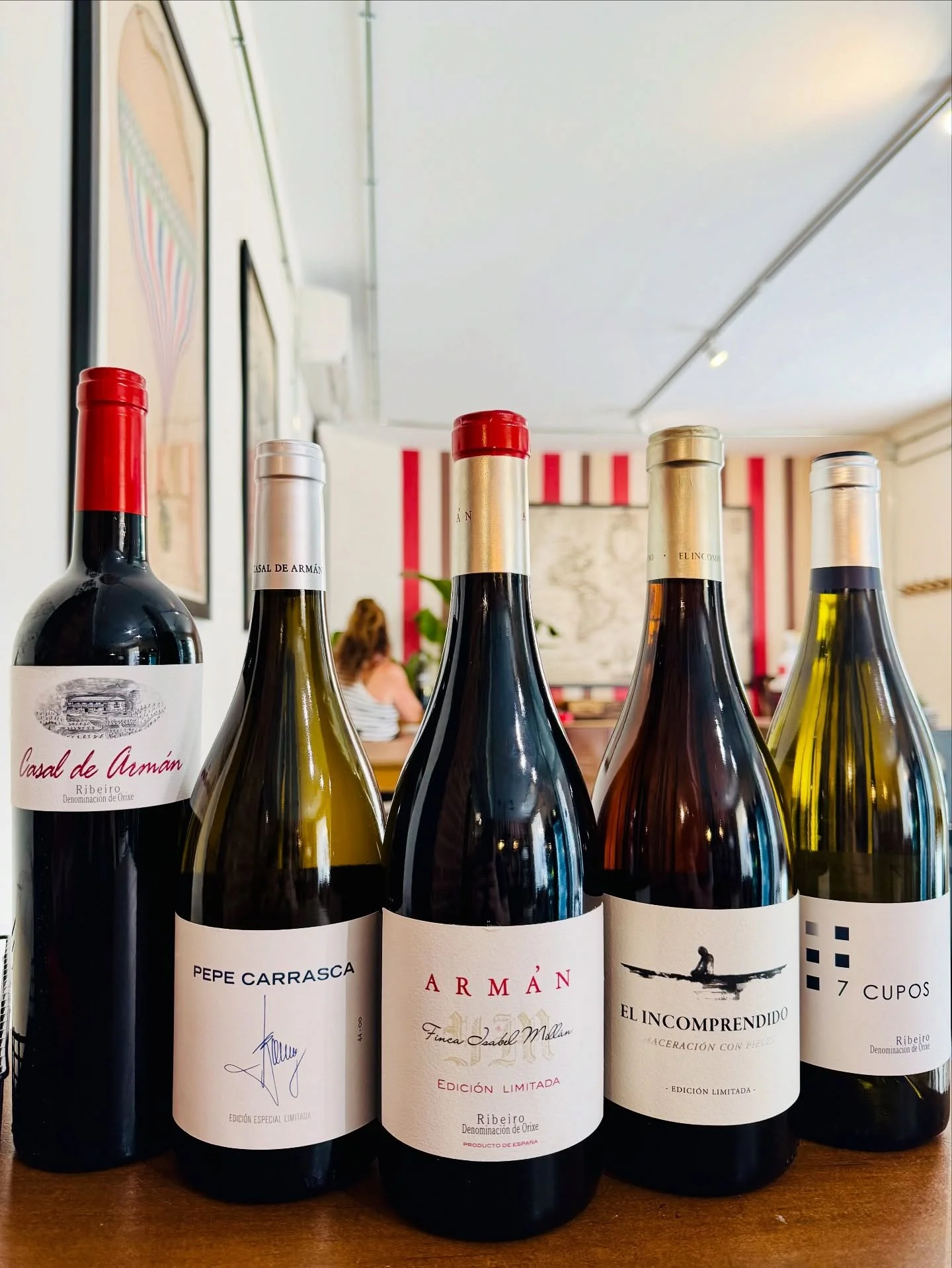 Los vinos para esta noche. Unas joyas por copa y por botella de una de nuestras bodegas favoritas de @crdo_ribeiro la fant&aacute;stica @casaldearman Ven a beber cuando quer&aacute;is entre las 19-22:00 en nuestro s&oacute;tano. // Tonight&rsquo;s wi
