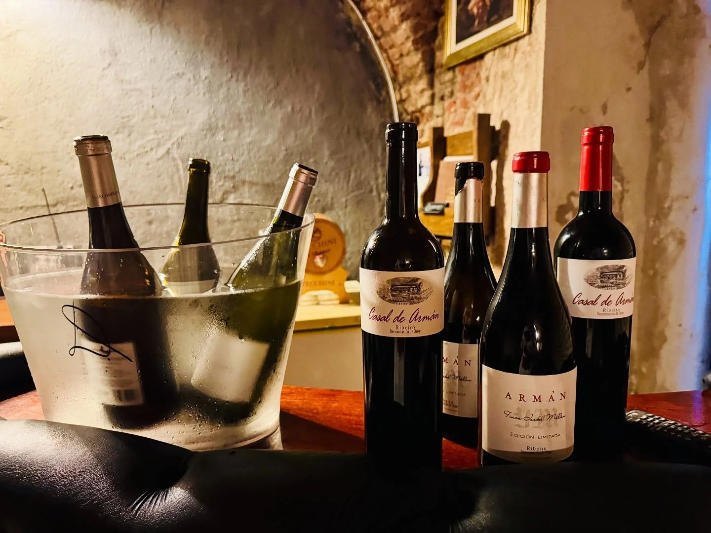 A few snaps from our Bodega Party last night with the delicious wines of @casaldearman from @crdo_ribeiro Who shall we drink next? // Unas cuantas fotos de nuestra Bodega Party de anoche con los deliciosos vinos de @casaldearman de @crdo_ribeiro.
&iq