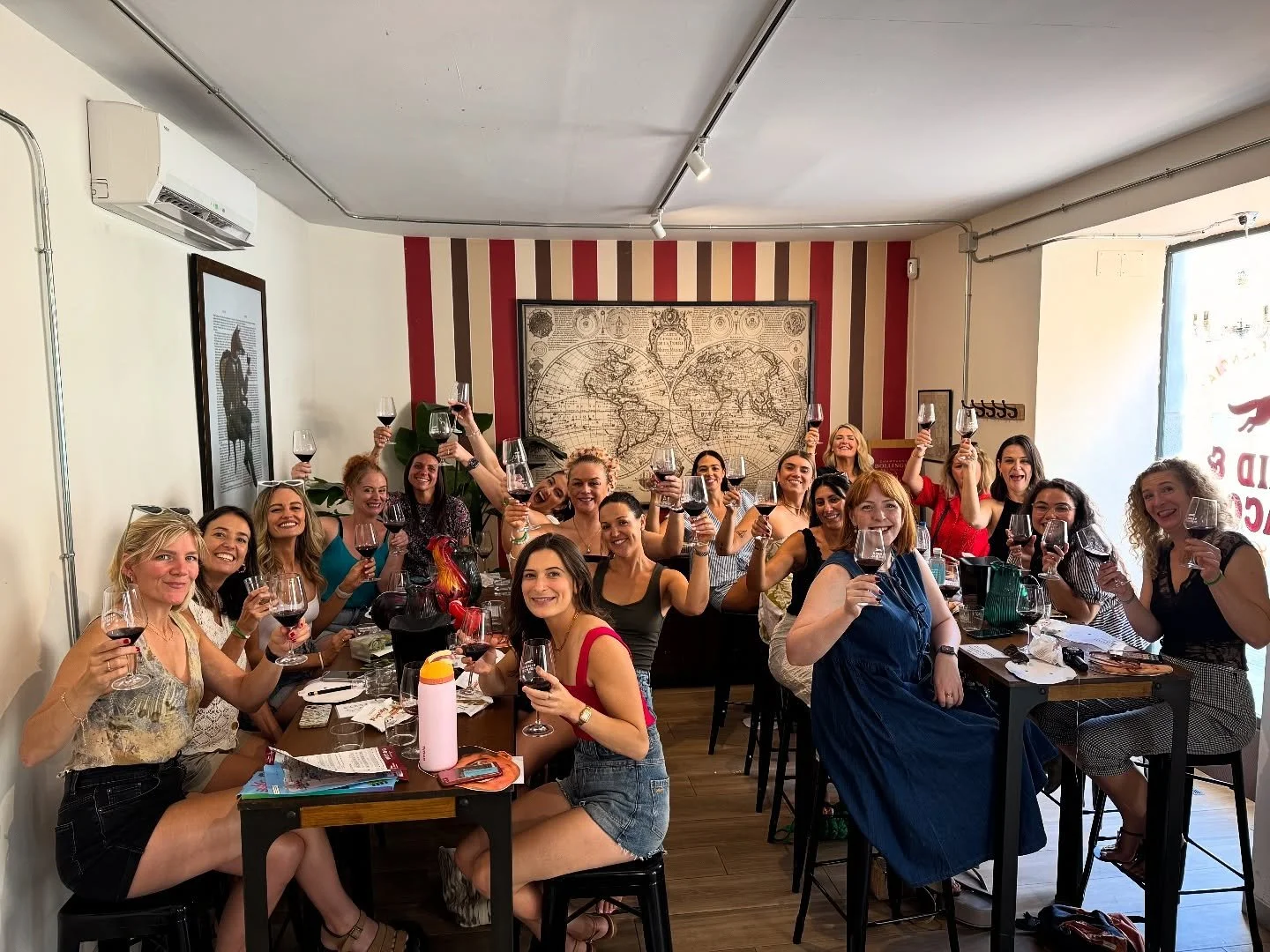 Who said wine tastings had to be boring and pretentious? They are perfect for serious drinkers as well as teambuildings and, in the case of this lovely group, bachelorette parties! // &iquest;Qui&eacute;n dijo que las catas de vino ten&iacute;an que 