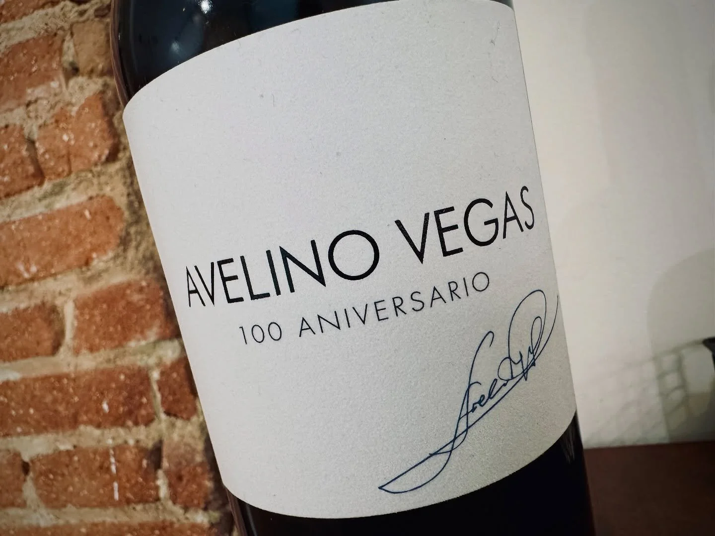 Our new special by the glass red: a monumental Tempranillo from @avelinovegas 15.5% alcohol, 80 year + old vines from 2018. This is an iron fist in a velvet glove and has to be drunk to be believed! // Nuestro nuevo tinto especial por copas: un monum