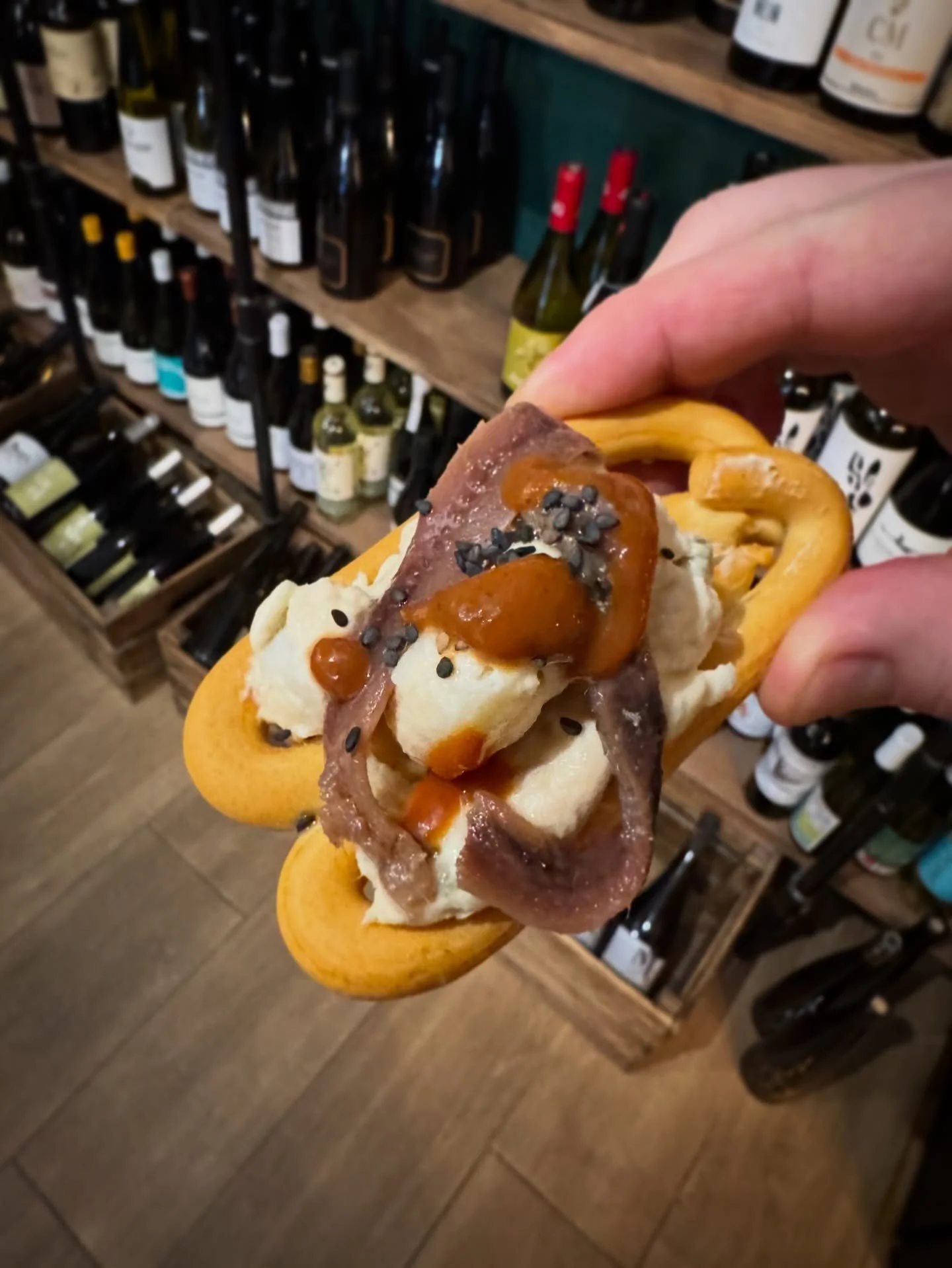 Sometimes during Tapapies you might get lucky and get the big boy! // A veces, durante el Tapapiés, puede que tengas suerte y te toque el grande. @en_lavapies @cervezaelaguila @thesauceman_es #madrid #spain #tapapies #vino #tapas