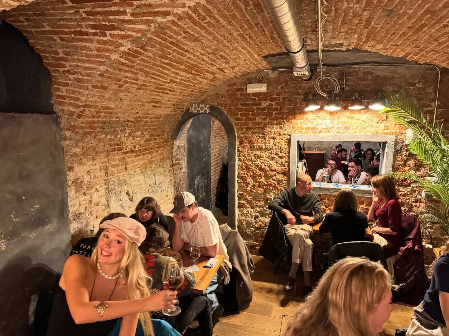 What&rsquo;s the best plan for a wet Friday night in Madrid? How about getting nice and warm and cozy with some delicious bottles of wine and taking part in our legendary pub quiz? // &iquest;Cu&aacute;l es el mejor plan para un viernes lluvioso en M
