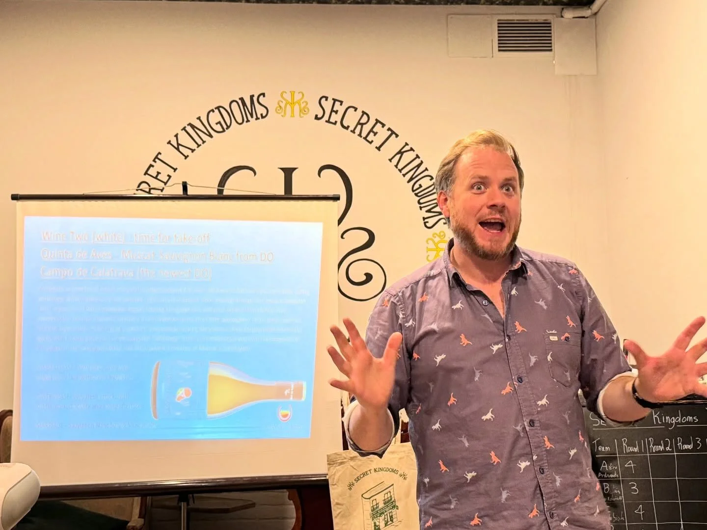 Luke is either talking about the size of a fish he&rsquo;s caught or he&rsquo;s eulogizing about some amazing wine at the @thesecretkingdoms literary quiz + winetasting. // Luke est&aacute; hablando o bien del tama&ntilde;o de un pez que ha pescado o