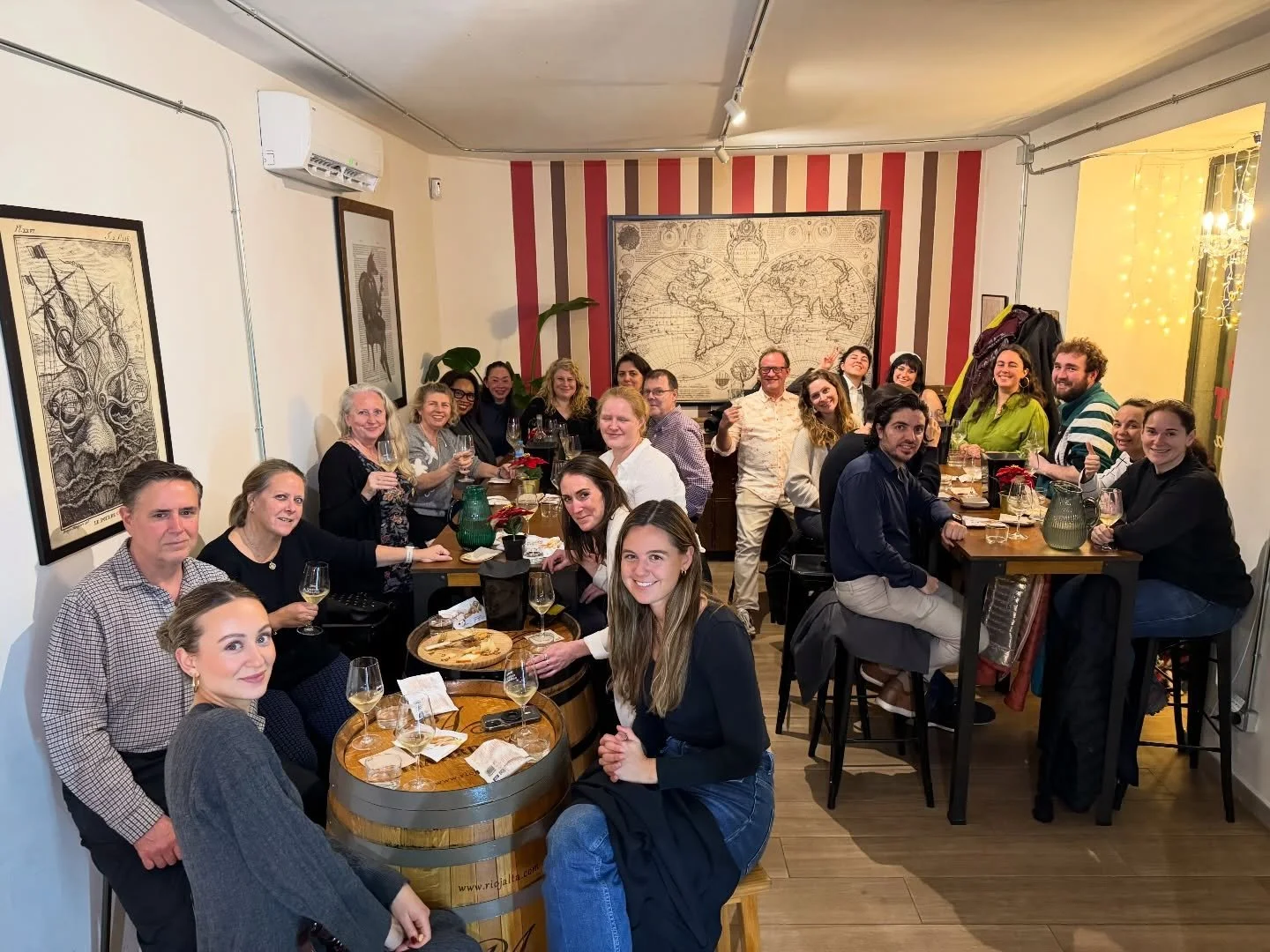 We had an absolutely huge tasting on Thursday for our thematic Inside the Bottle event. The theme? Canary Island Wines! Everyone was clearly escaping the cold and the rain to be transported to the islands! // Tuvimos una cata absolutamente enorme el 