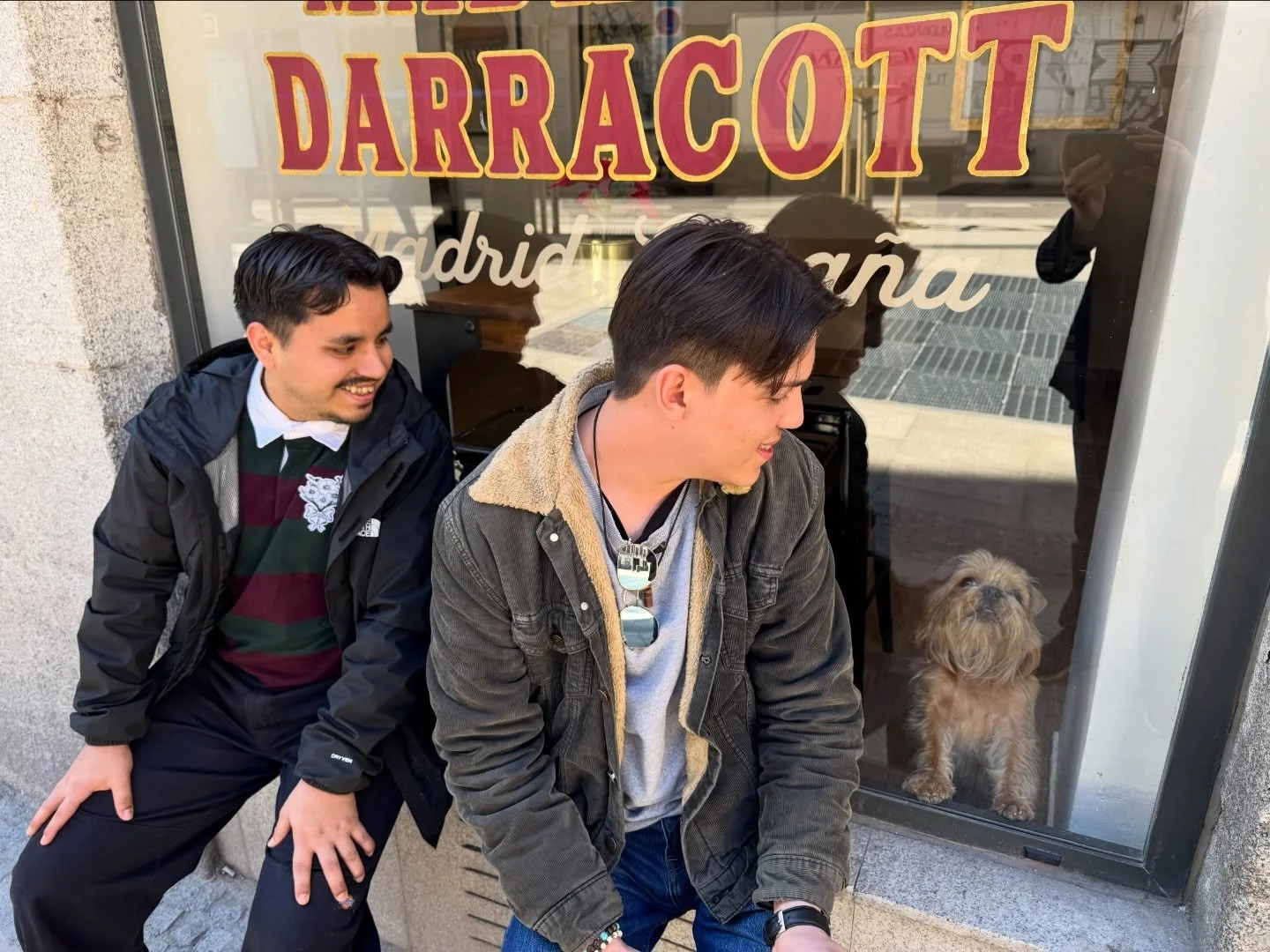 Our wine guardian saying hello to the locals. // Nuestro guardi&aacute;n del vino saludando a los vecinos. #madrid #spain #vino #winetasting