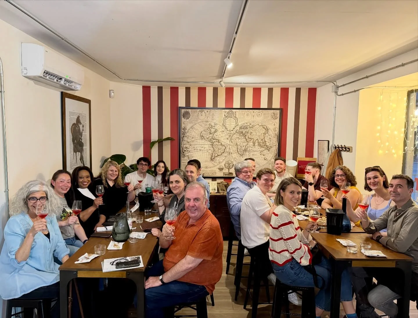 Had a great tasting last night as we celebrated - and drank our way through - the wonderful, but often overlooked, DO Navarra! Rare grapes, dark roses, powerful reds and even late vintage sweet wines, it had it all! // Anoche tuvimos una gran cata mi