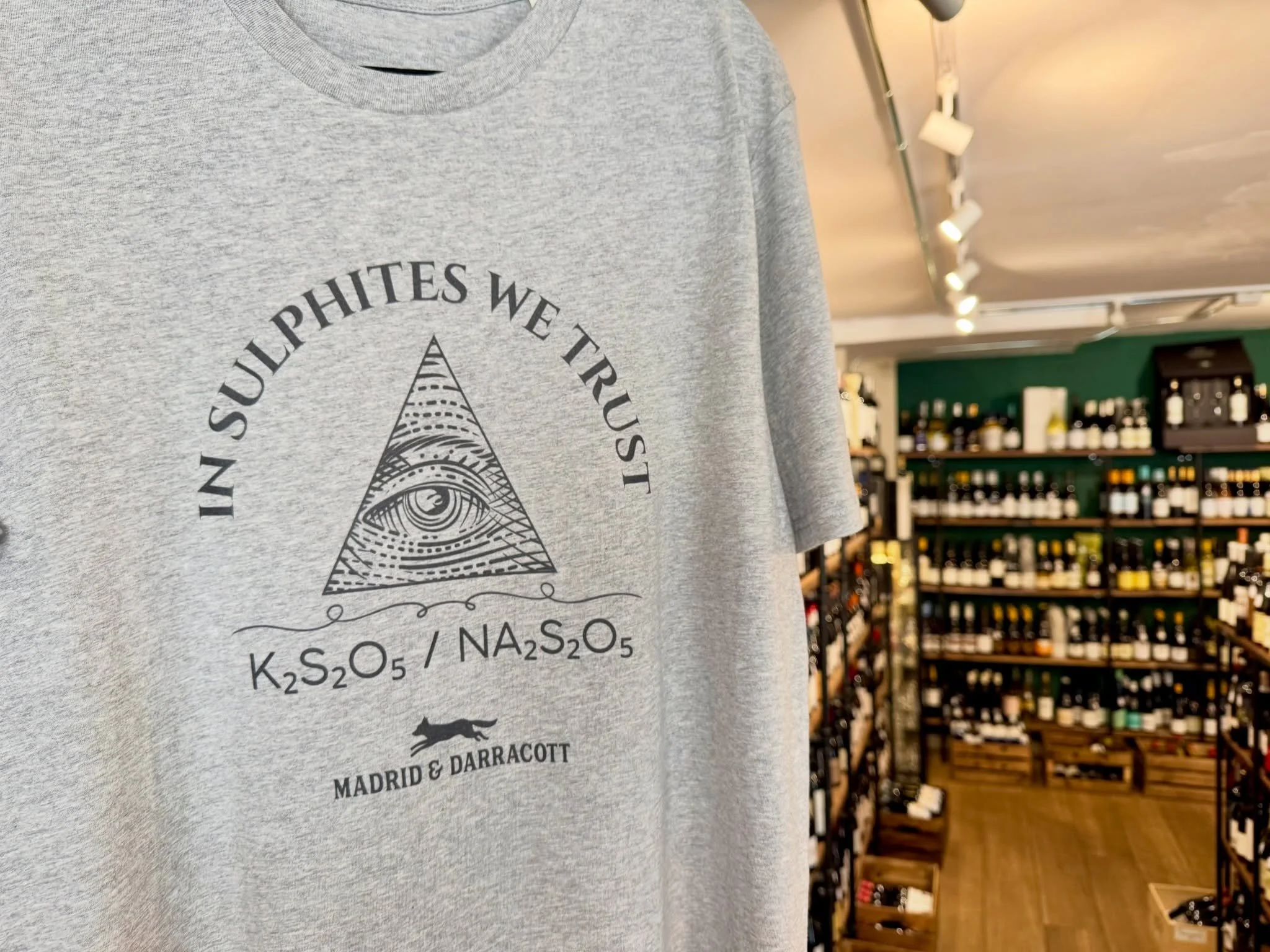 You can tell a lot about a shop by the message emitted by their merch ;) // Puedes saber mucho sobre una tienda por el mensaje que transmite su merchandising 😉 #madrid #spain #vino #winetasting