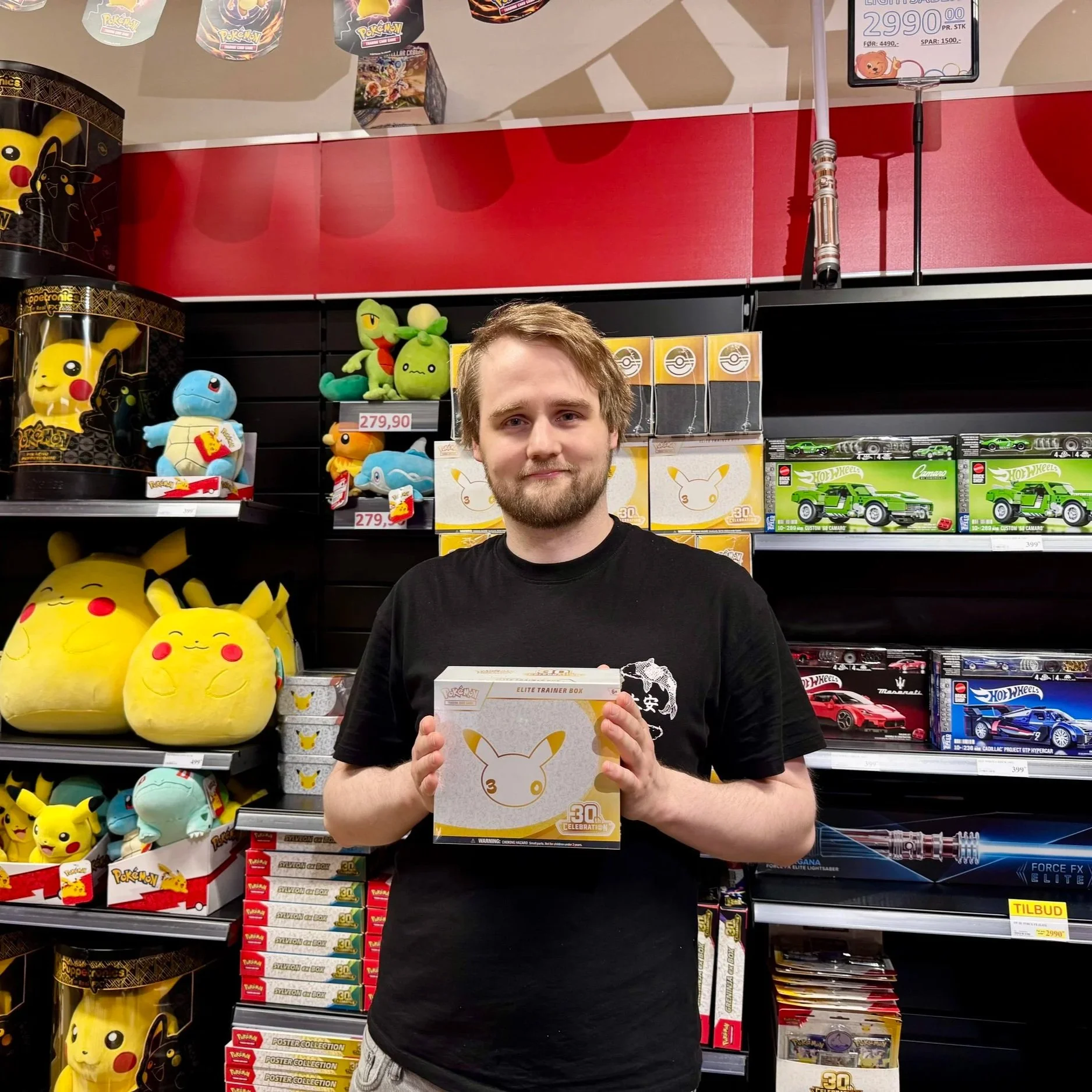 Endelig Bodø sin tur: Kø utenfor Ringo for nye Pokémon-kort