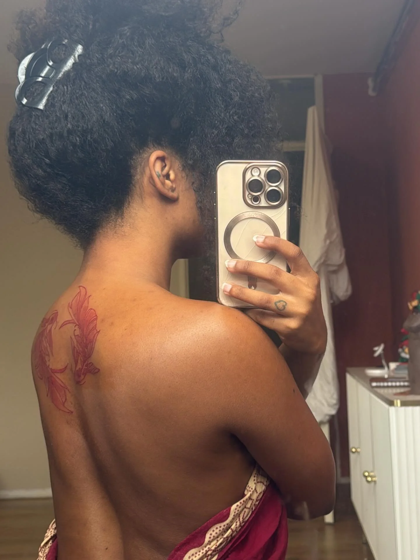 2025 was een jaar waar ik meer aan het overleven was dan aan het leven. een jaar waarin ik teveel moest voelen, niet kon voelen en vaak niet wilde voelen.
een jaar waarin bepaalde overtuigingen en benaderingen rondom sensualiteit, liefde, intimiteit,