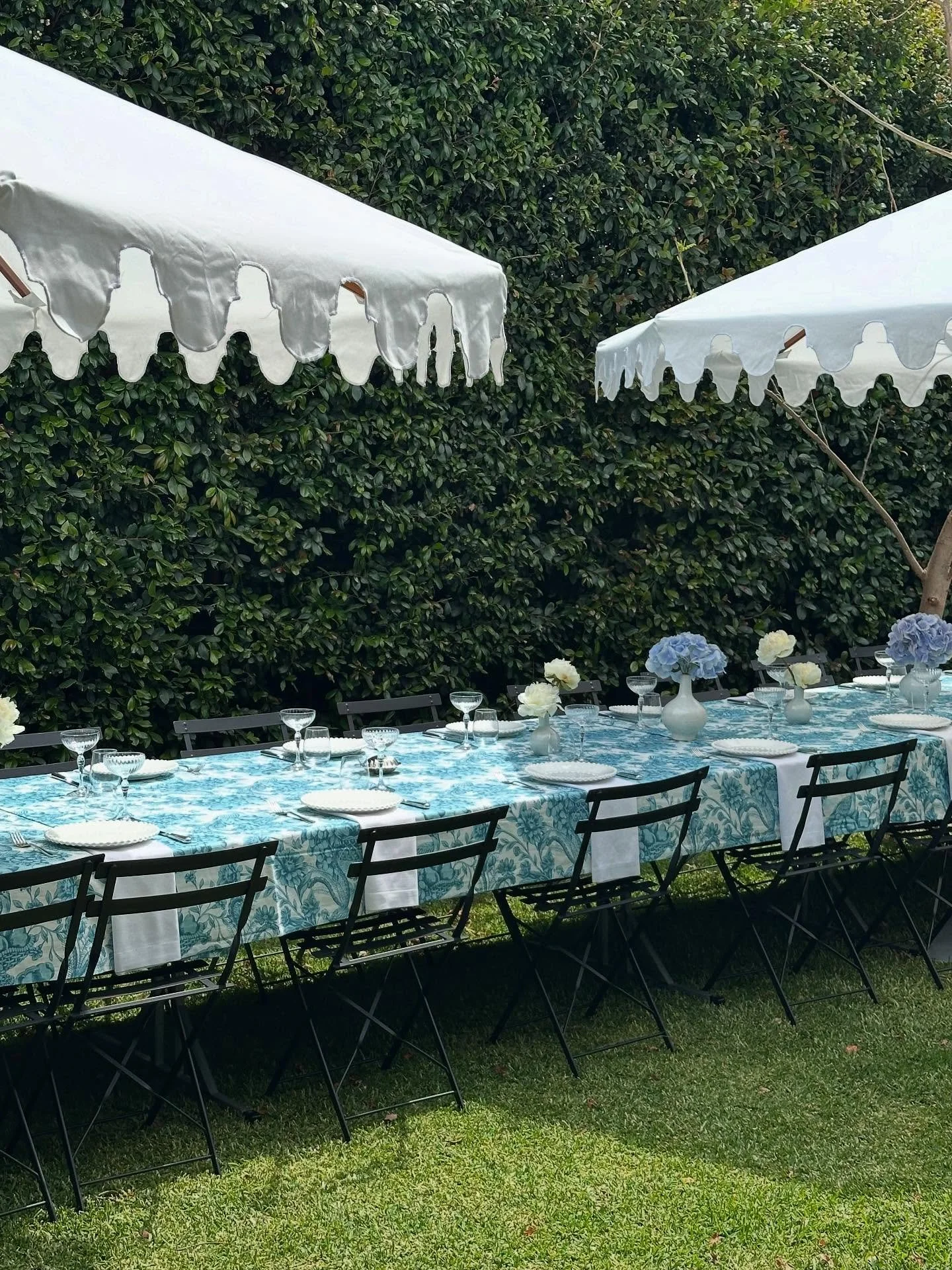 It&rsquo;s timeeeeeeeeeee ~ the festive season is here and the celebrations are in full swing! Shades of blue yesterday with @ninamabelle @naturalartflowers @lacasahome_