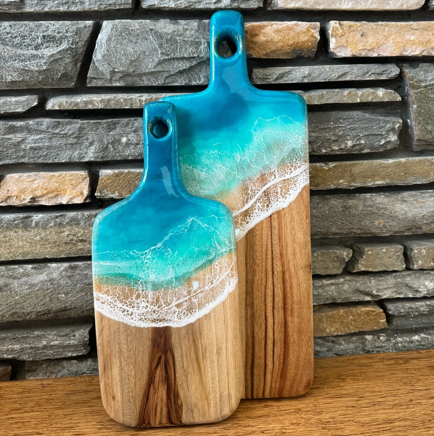 The Classic Paddle Cheeseboard available in a large and small size. Checkout this and more on our NEW WEBSITE! 
Link in bio or 
search inklingresinart.com.au 🖥️

#gift #cheeseboard #gifting #giftideas #inklingresinart #inkling #resinart #ocean #beac