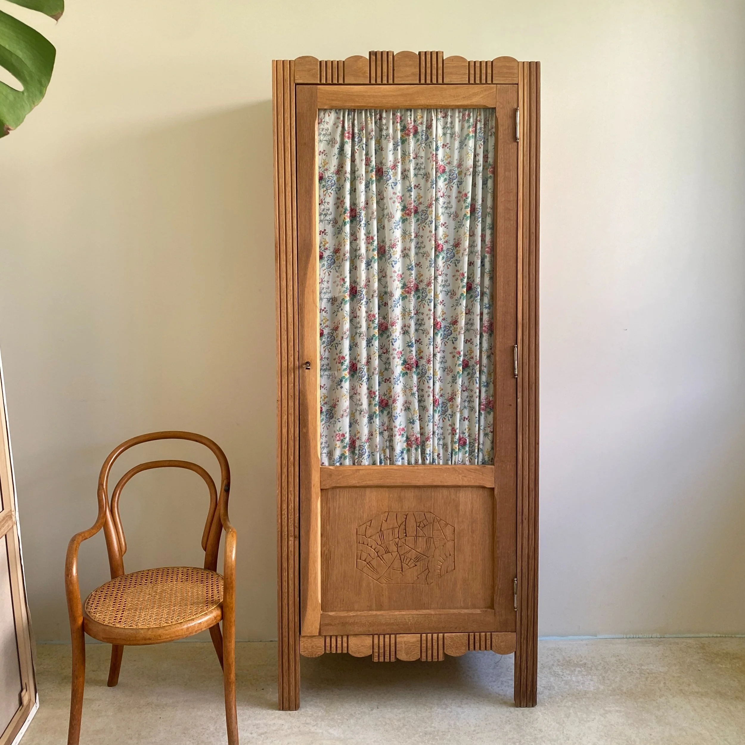 armoire-vitree-bois-brut.jpg