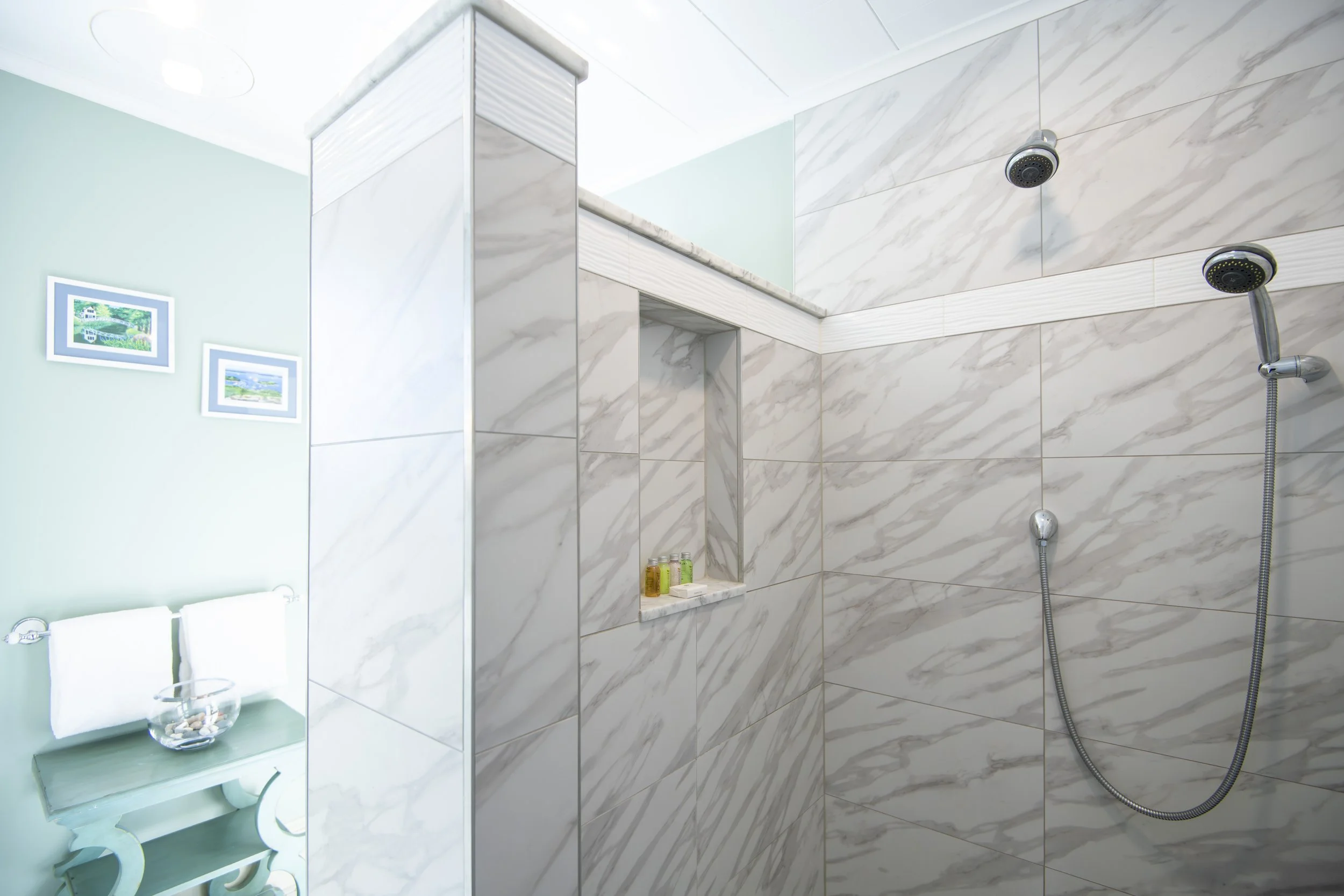 primrose inn bathroom room 1.2.jpg