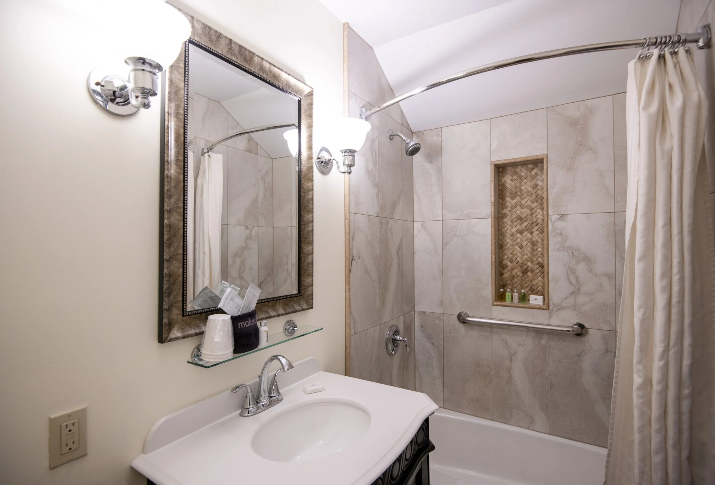 primrose inn bathroom room 6.1.jpg