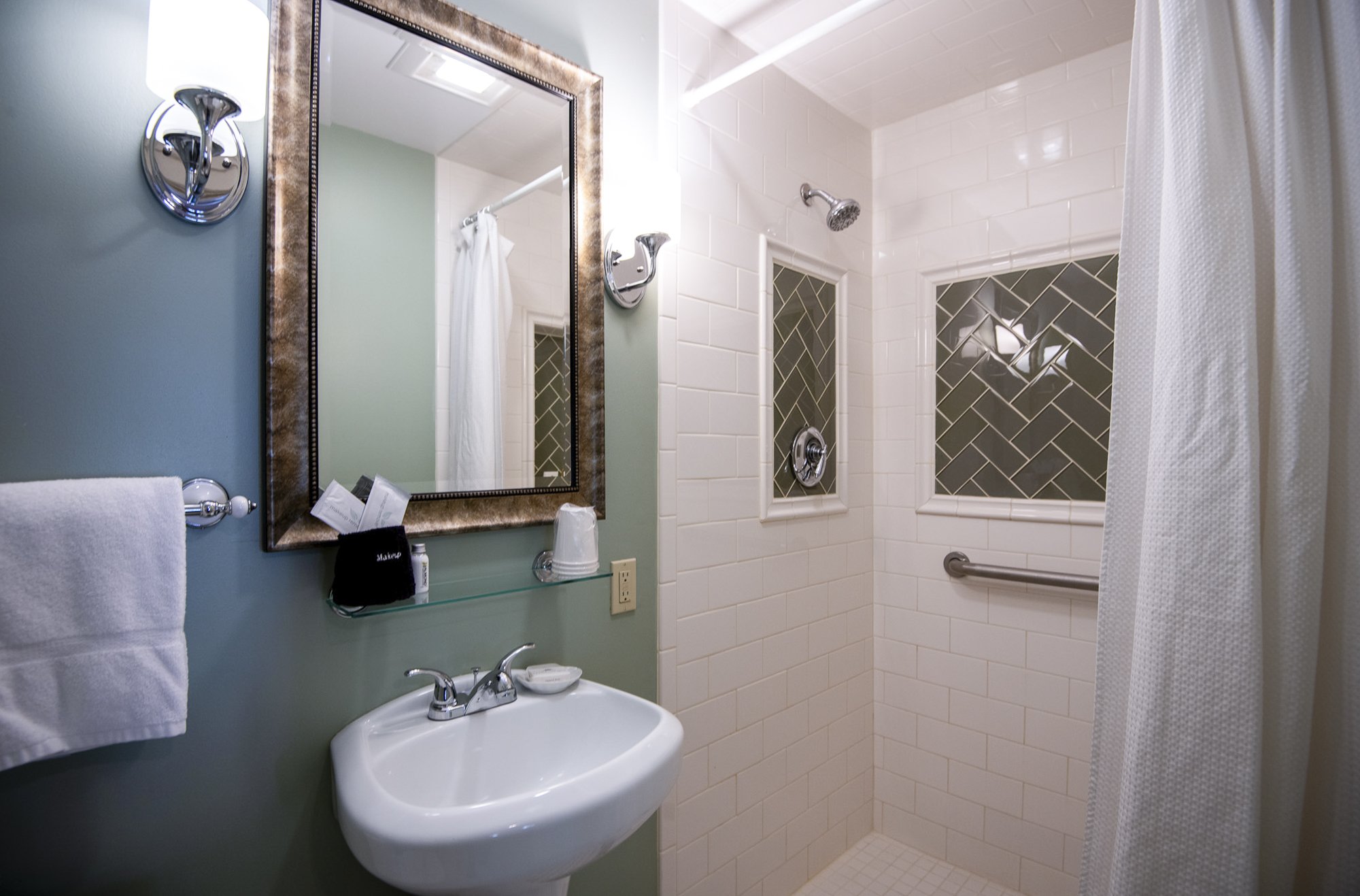 primrose inn bathroom room 8.1.jpg