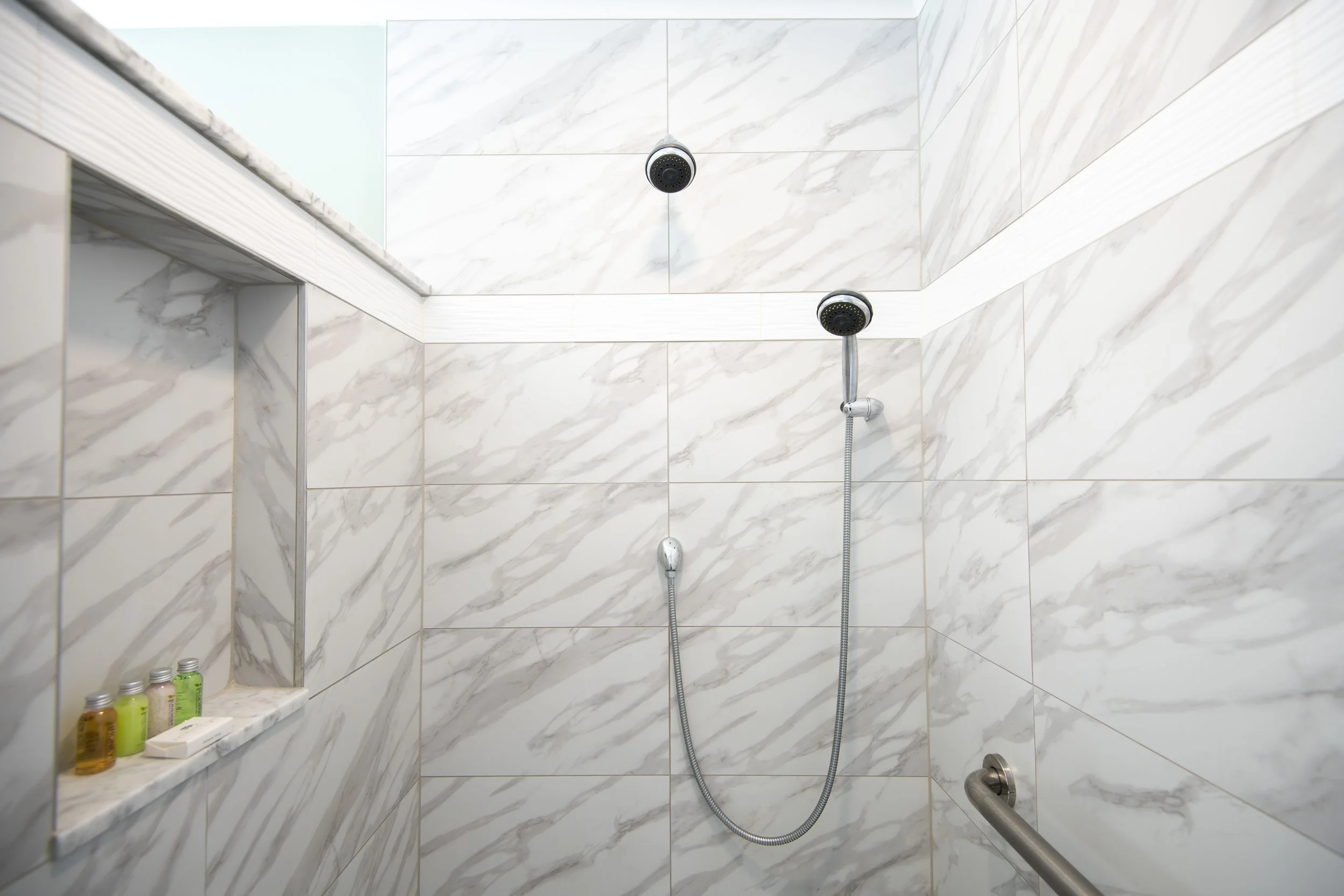 primrose inn bathroom room 1.1.jpg