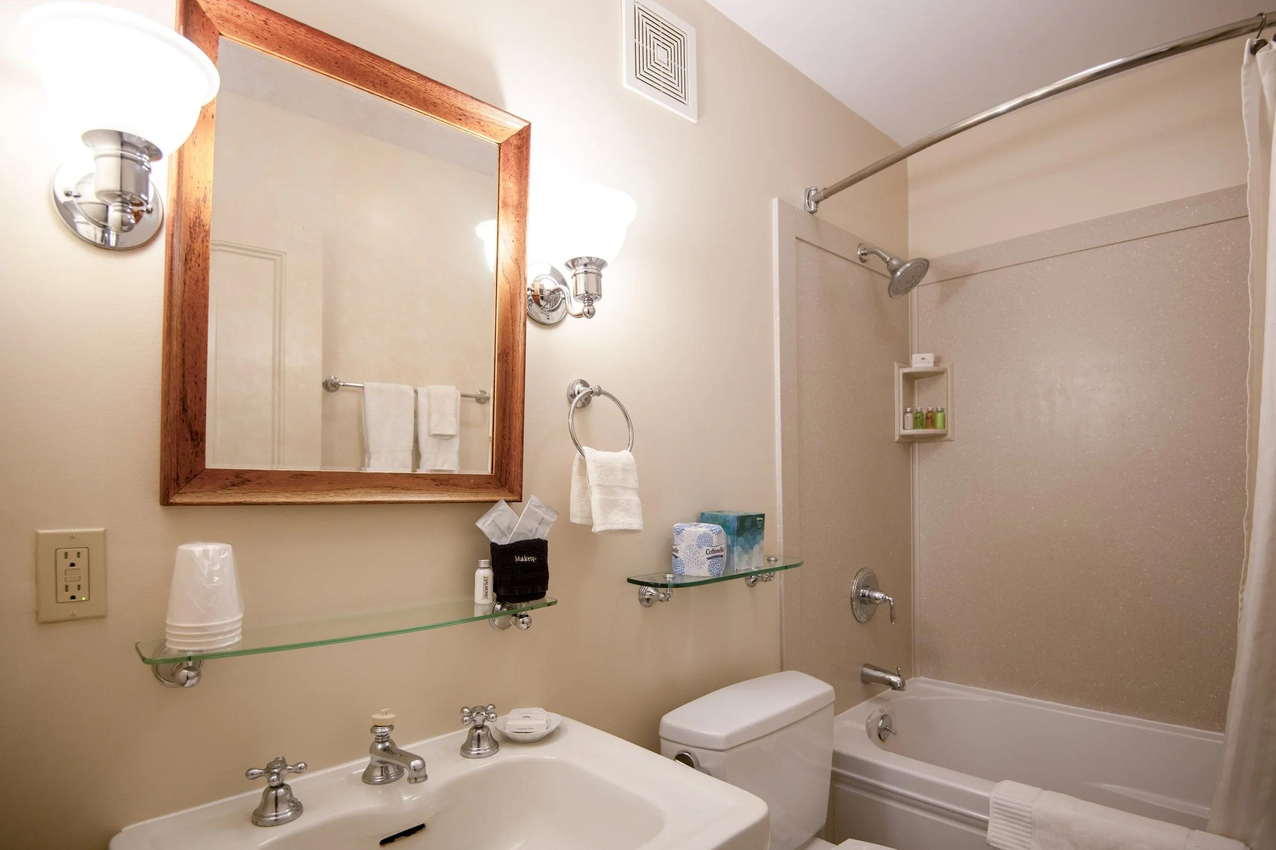 primrose inn bathroom room 3.1.jpg