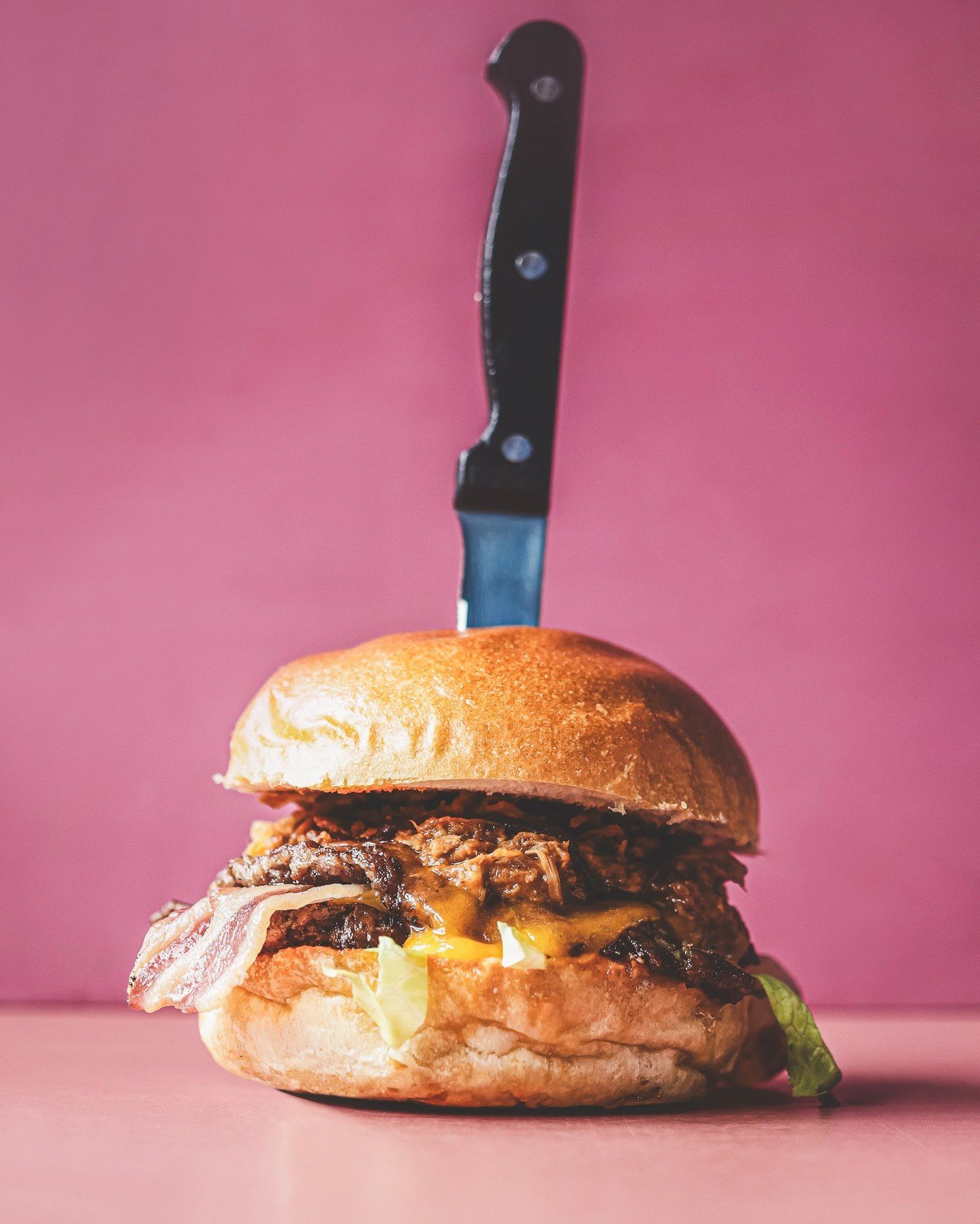 Le go&ucirc;t unique de l&rsquo;ULTIMATE pour commencer l&rsquo;automne comme il se doit 🍁

Quatuor fum&eacute; entre le steak salers Angus, le pulled pork, son bacon caram&eacute;lis&eacute; et la sauce BBQ ❤️&zwj;🔥 Le tout recouvert d&rsquo;une b