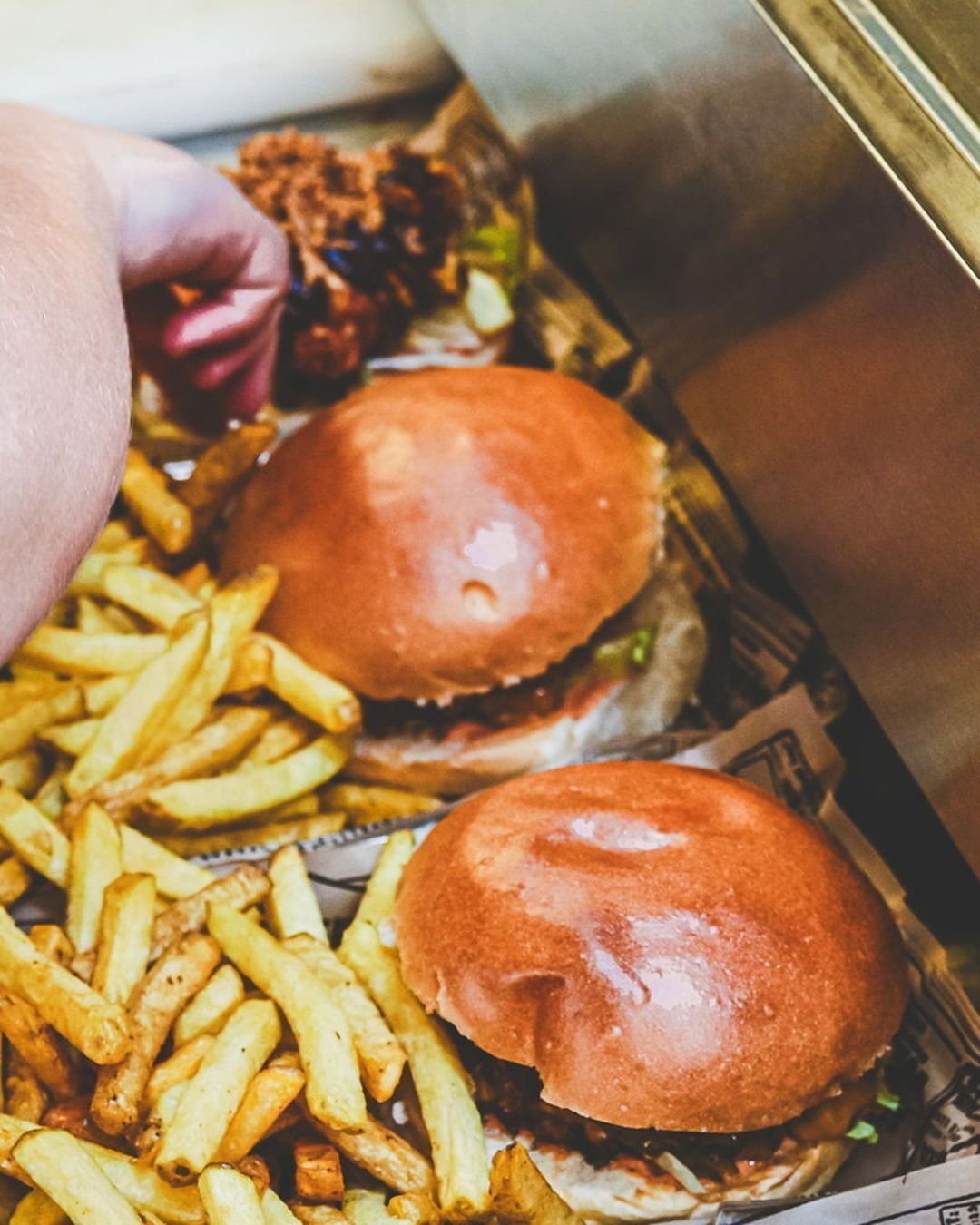 Toute l'&eacute;quipe s'active pour relancer la semaine!
C&rsquo;est le retour du RACLETTE DOUBLE SMASH !

De quoi r&eacute;chauffer les c&oelig;urs pour bien pr&eacute;parer les f&ecirc;tes 🎄 

🔥 Bi&egrave;re brass&eacute;e sur place, Burgers mais