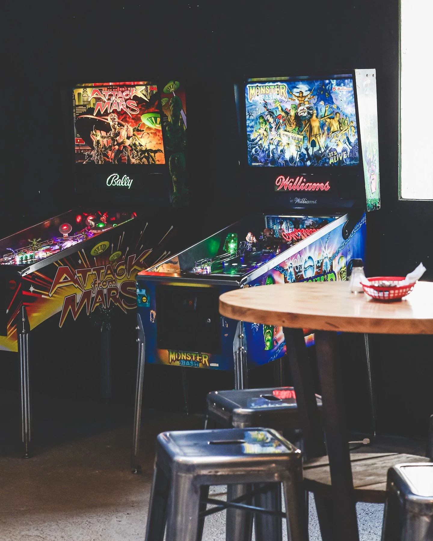 Venez d&eacute;couvrir l'exp&eacute;rience ultime!
Nos flippers de collection n'attendent que vous pour une partie m&eacute;morable. 
Et pourquoi ne pas en profiter pour essayer notre jeu de fl&eacute;chettes?
C'est l'occasion de c&eacute;l&eacute;br