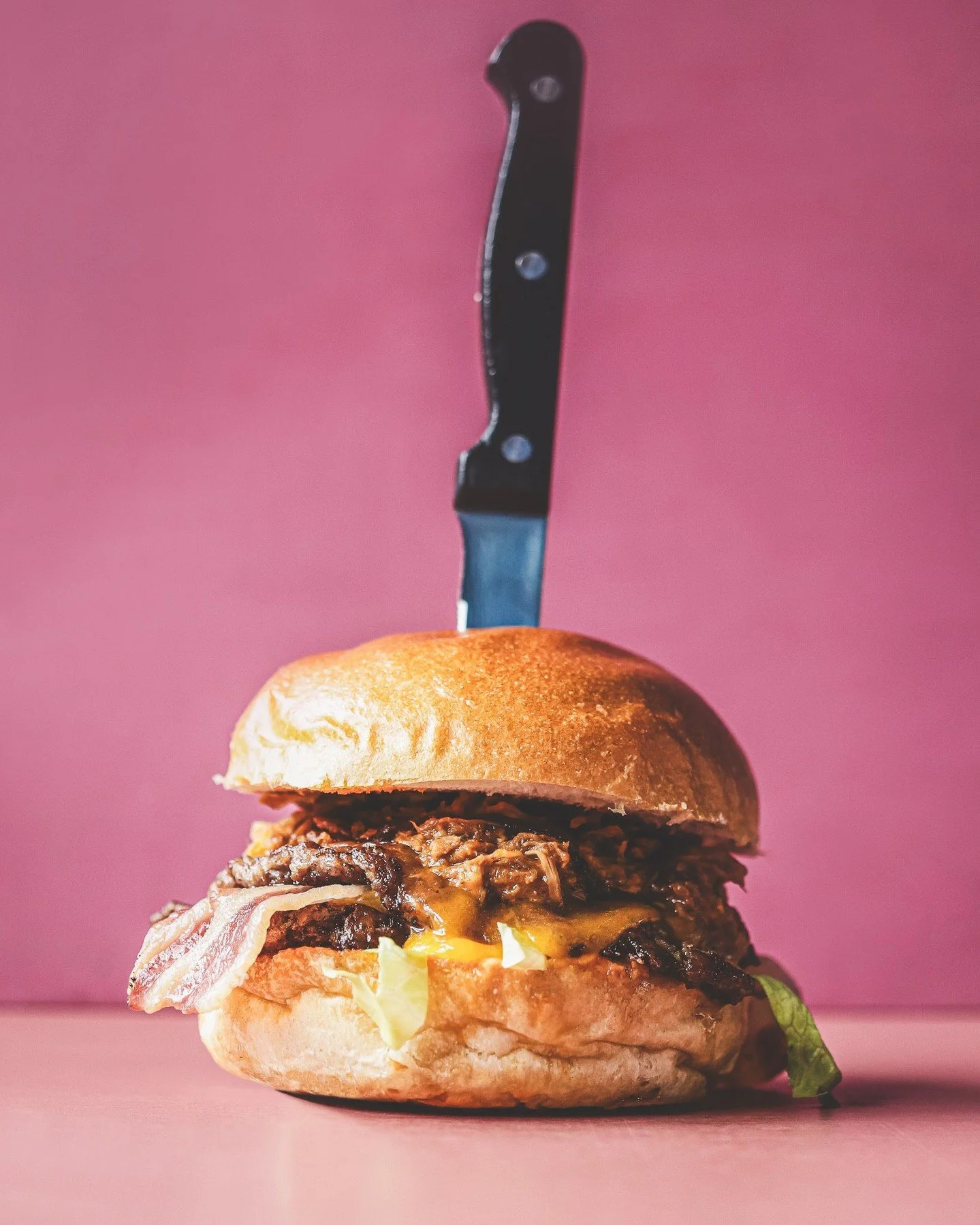 Le go&ucirc;t unique de l&rsquo;ULTIMATE pour commencer l&rsquo;automne comme il se doit 🍁

Quatuor fum&eacute; entre le steak salers Angus, le pulled pork, son bacon caram&eacute;lis&eacute; et la sauce BBQ ❤️&zwj;🔥 Le tout recouvert d&rsquo;une b