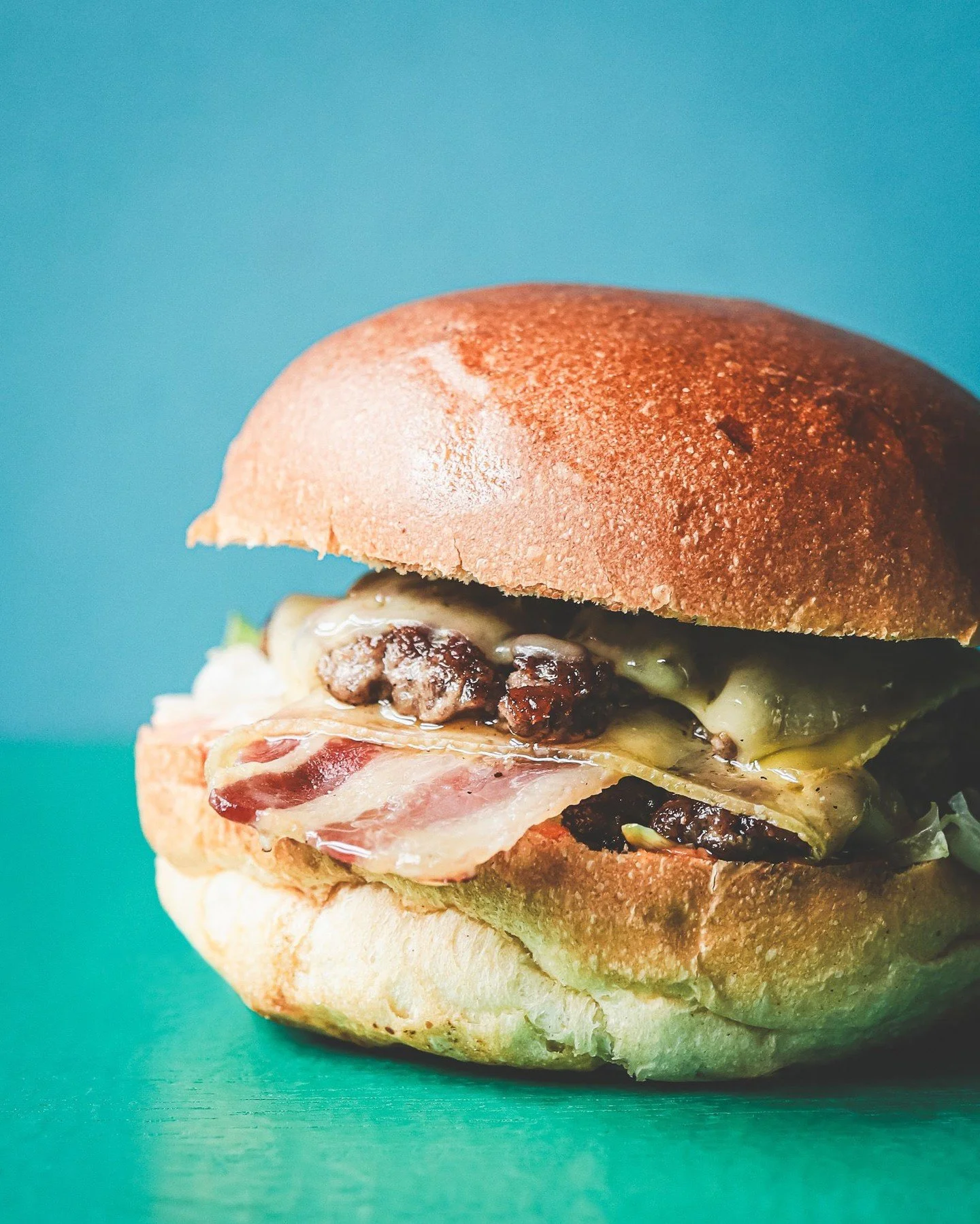 Un SMASH automnale au fromage coulant 🥵
C&rsquo;est le retour du CAMEMBERT DOUBLE SMASH !

Gourmandise qui r&eacute;chauffe le c&oelig;ur pour bien pr&eacute;parer la saison 🍁

🔥 Bi&egrave;re brass&eacute;e sur place, Burgers maison⁠
🍔 Mercredi a