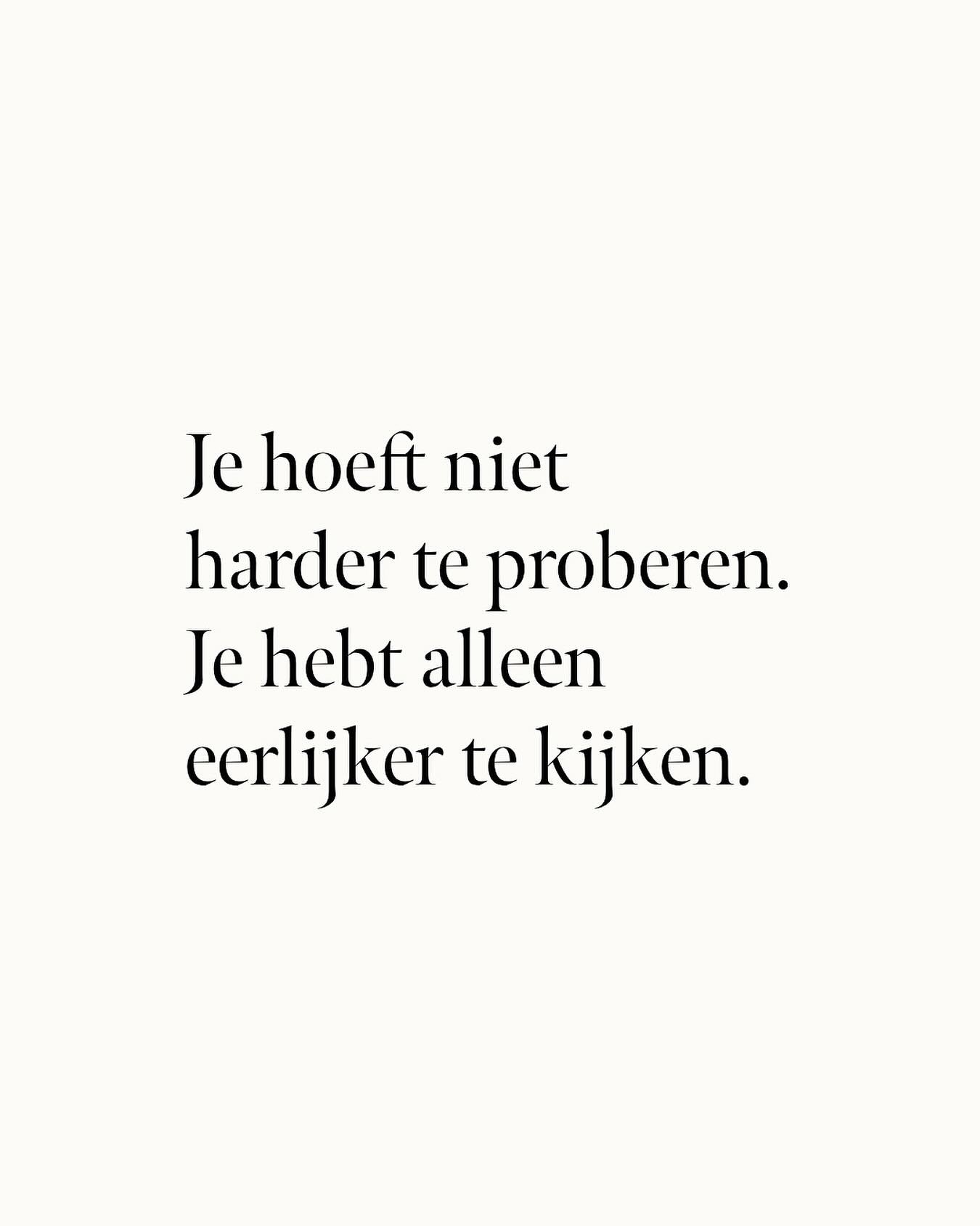 Ik ging harder proberen.
Nog meer boeken lezen.
Nog meer Abraham Hicks.
Nog meer cursussen.

In het moment voelde ik me even beter,
maar mijn diepe somberheid kwam steeds weer terug.

Ik zat in de tuin,
met een baby, een zwembad en hulp in huis.
Het 