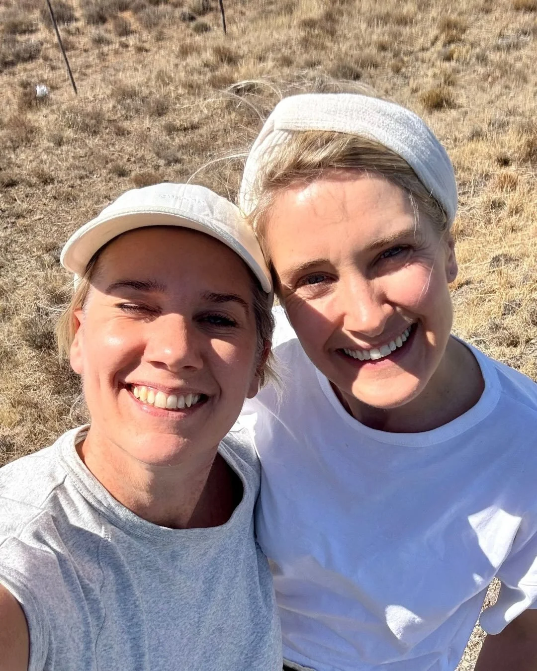 Bergplaas wat was je prachtig 🤎 

Dankjewel @hartebeest.nu voor een onvergetelijke week. De stilte, de natuur, de gesprekken. Er is iets in me geraakt dat ik niet meer kwijt wil. En hoe fijn om dit samen met mijn zus te mogen doen✨

@bergplaas 🦒🦓?