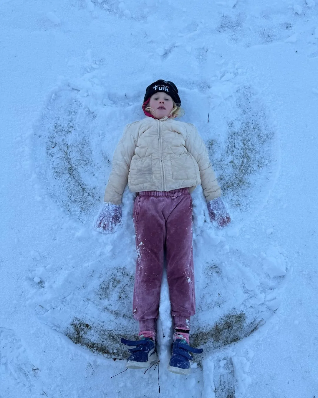 Ik voel een last van me afvallen nu ik weer durf te delen vanuit wat ik interessant vind en waar ik van aan ga. Nu ik de schaamte van geen volgers, geen klanten en geen inkomen los heb gekoppeld van mijn eigen drive en passie.

Ik ben dan zo dankbaar