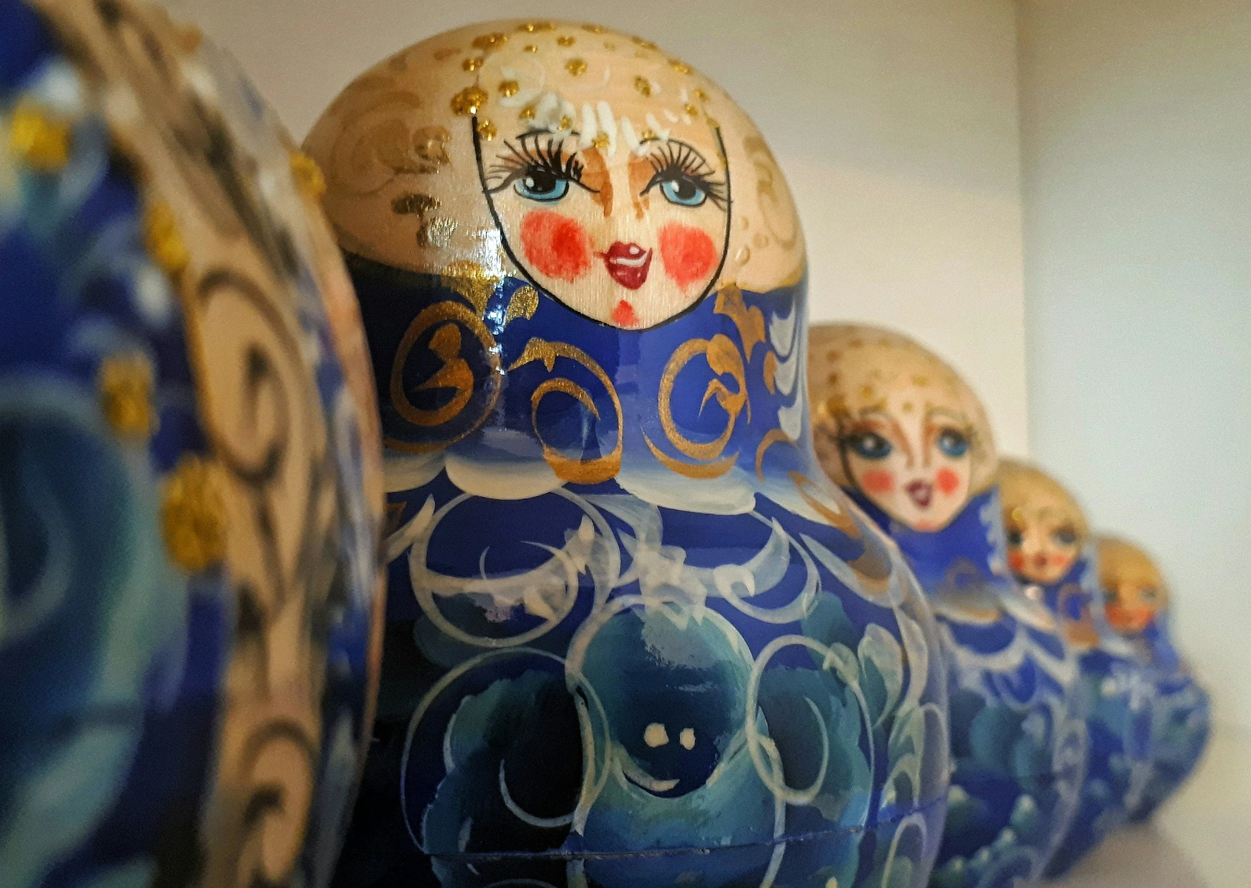 Row of Russian nesting dolls representing repeating relational patterns