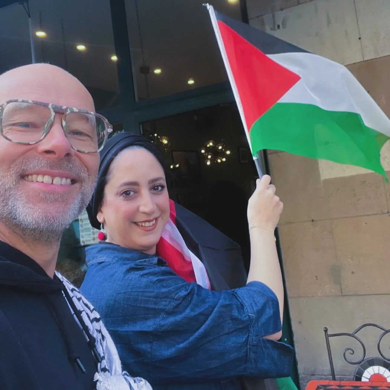🇵🇸❤️✨
I fredags blev v&aring;r palestinska flagga stulen. Ig&aring;r fylldes vi ist&auml;llet av s&aring; mycket k&auml;rlek, meddelanden, varma ord och till och med nya flaggor fr&aring;n @joachimbergstrom 🌸🙏

Vi k&auml;nner oss varmt ber&ouml;r
