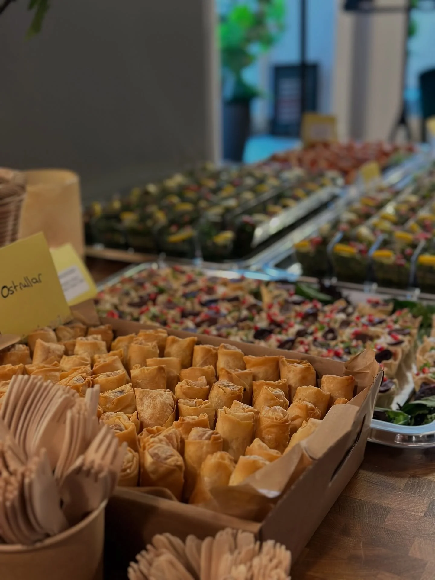 Kollegorna f&ouml;rtj&auml;nar lite extra gott! 😋
Samla teamet f&ouml;r en lunch, middag eller mingel, vi levererar catering som g&ouml;r intryck 🍽️✨. Vi fixar maten, dukningen och utrustningen, s&aring; att ni kan fokusera p&aring; att ha det trev