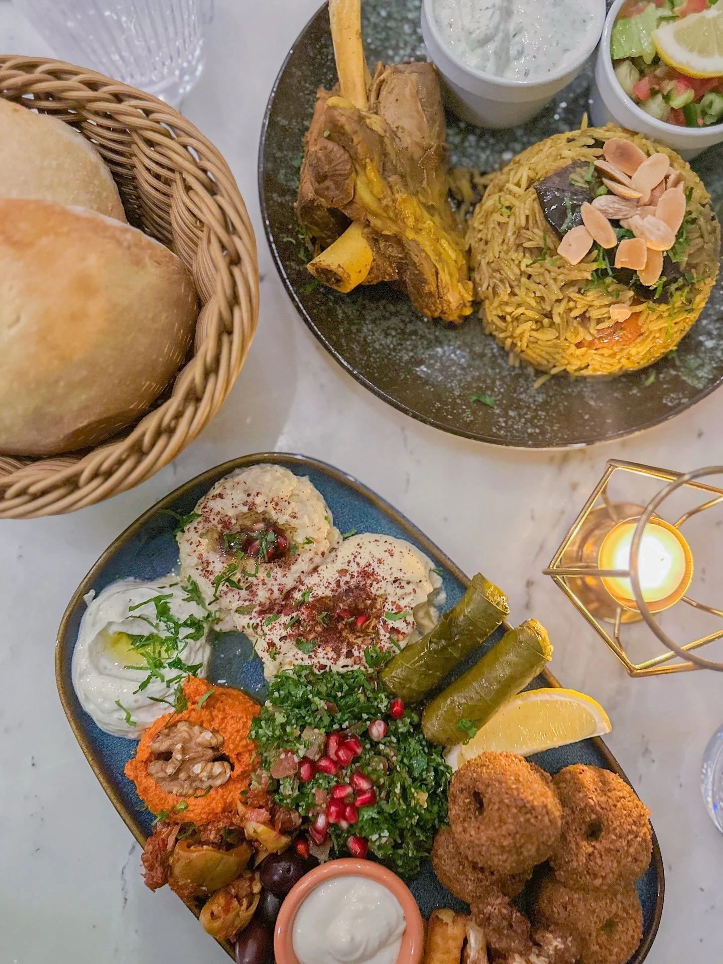 H&auml;r kommer n&aring;gra av v&aring;ra absoluta favoriter, en perfekt kombination av tradition och k&auml;rlek till maten ❤️

🥘 Lamml&auml;gg Makloubeh &amp; Vegetarisk mezetallrik som &auml;r fylld med v&aring;ra b&auml;sta r&ouml;ror, krispiga 