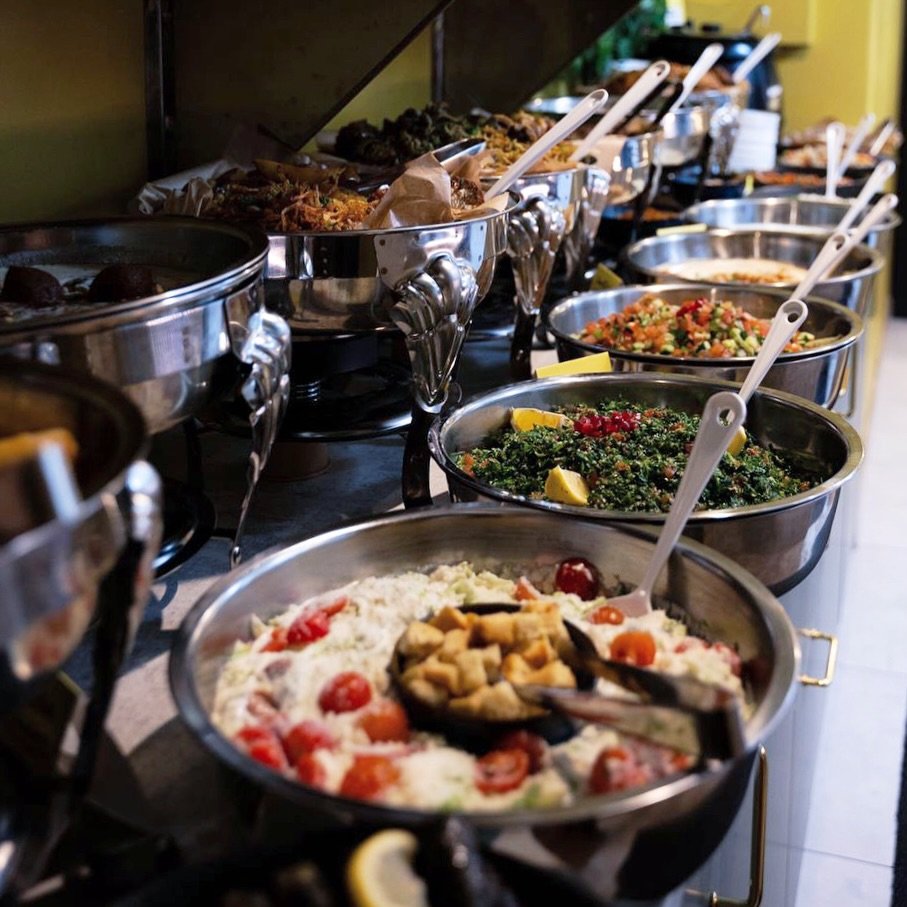 🌙✨ RAMADAN N&Auml;RMAR SIG ✨🌙

Under Ramadan (19 feb &ndash; 19 mars 2026) dukar vi upp en exklusiv IFTARBUFF&Eacute; fylld med smaker som v&auml;rmer b&aring;de hj&auml;rta &amp; sj&auml;l 🤍

Soppa &amp; dadlar
Kalla &amp; varma meze
Traditionell