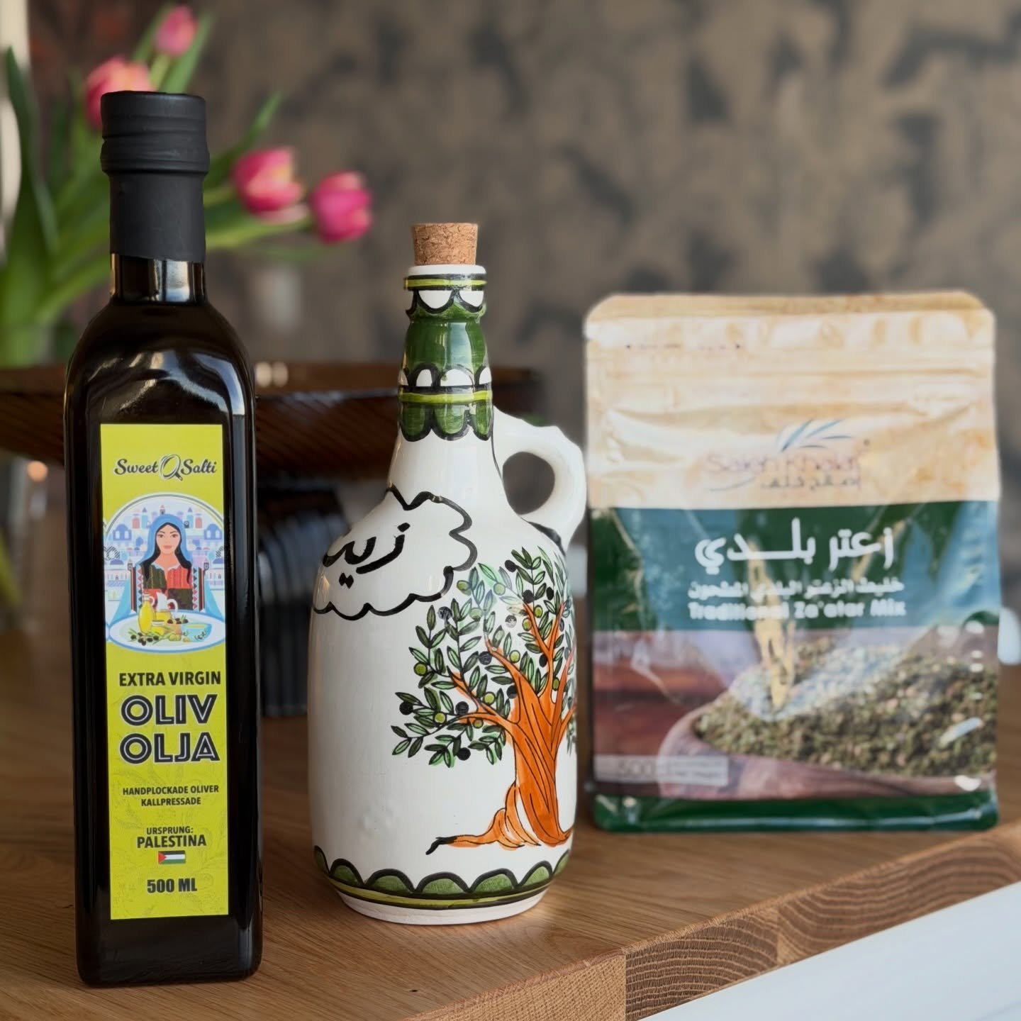 Best&auml;ll keramik 💙 Palestinsk olivolja 💛 Za&rsquo;atar 💚
Finns i restaurangen och online p&aring; www.sweetosalti.com 🔥
Vi levererar &ouml;ver hela Sverige 🇸🇪