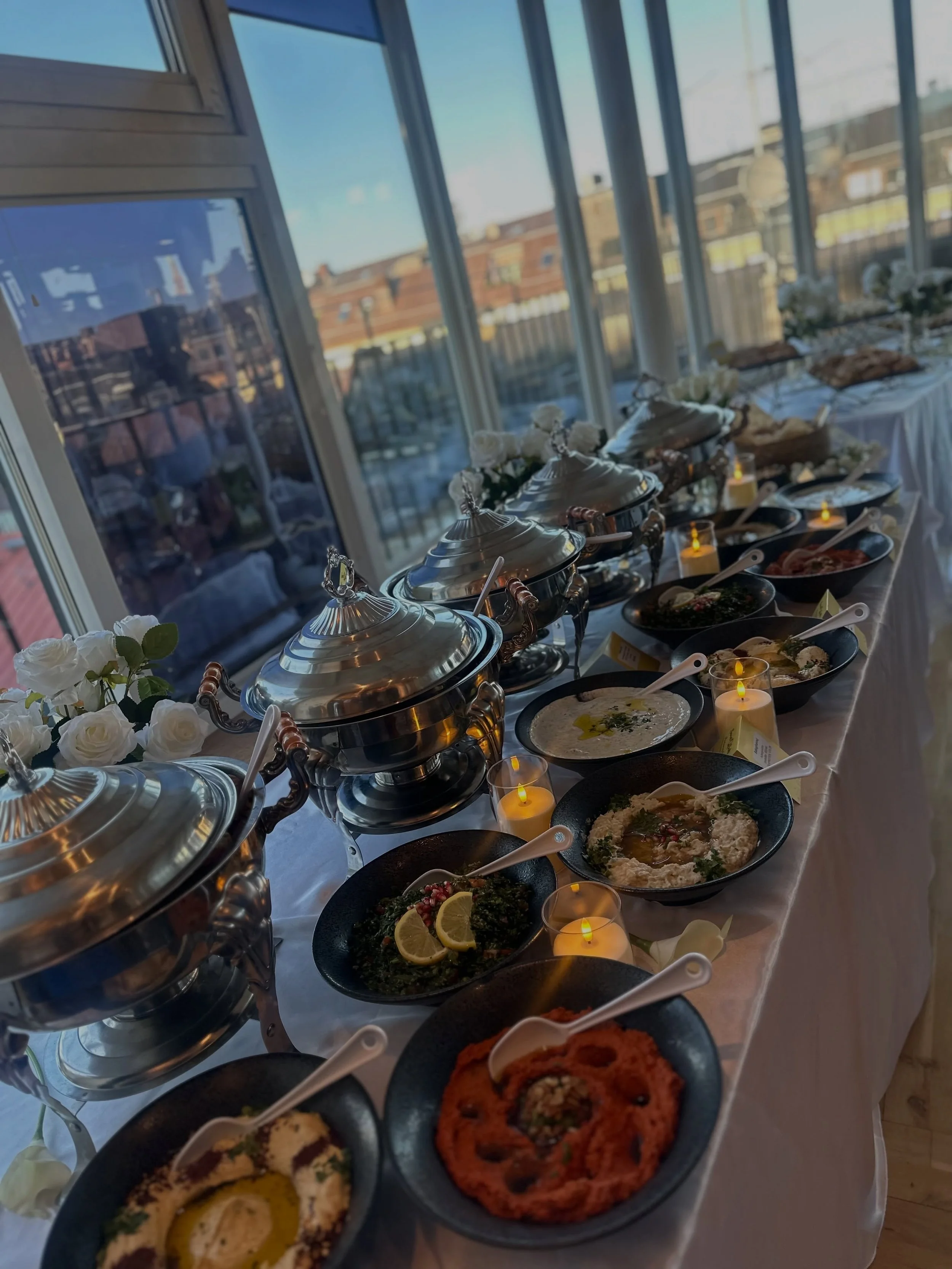 Tillbaka p&aring; jobbet? Vi fixar maten!🍴

Tillbaka p&aring; kontoret eller campus? Samla kollegorna f&ouml;r lunch, middag, after work eller mingel med goda smaker fr&aring;n Palestina. 🇵🇸✨

Vi hj&auml;lper &auml;ven till med utrustning, ni kan 