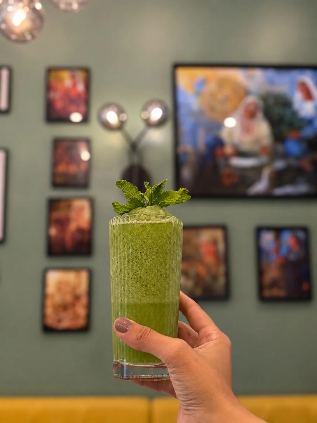 Sommaren &auml;r l&aring;ngt ifr&aring;n &ouml;ver 🍹 och v&auml;rmen h&aring;ller i sig! ☀️🧊

Passa p&aring; att svalka dig med n&aring;gon av v&aring;ra fr&auml;scha mocktails. Perfekt f&ouml;r varma sommardagar, oavsett om du tar en paus i stan e