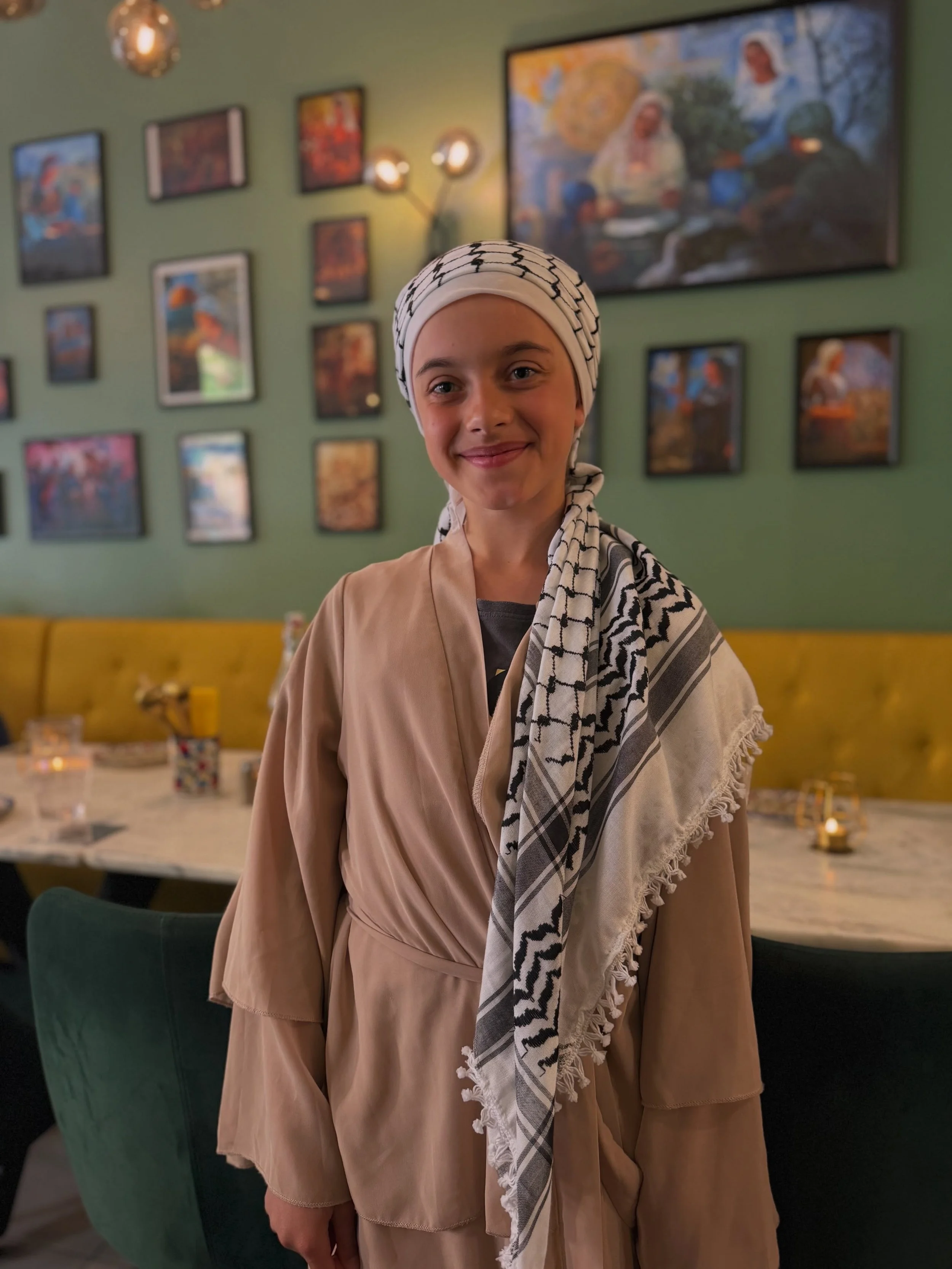 Noura kom f&ouml;rbi och spred s&aring; mycket v&auml;rme och gl&auml;dje hos oss 🫶🌸
Tack f&ouml;r ditt bes&ouml;k och f&ouml;r att du lyste upp v&aring;r Eid kv&auml;ll med din vackra Kuffiyeh 🫶✨