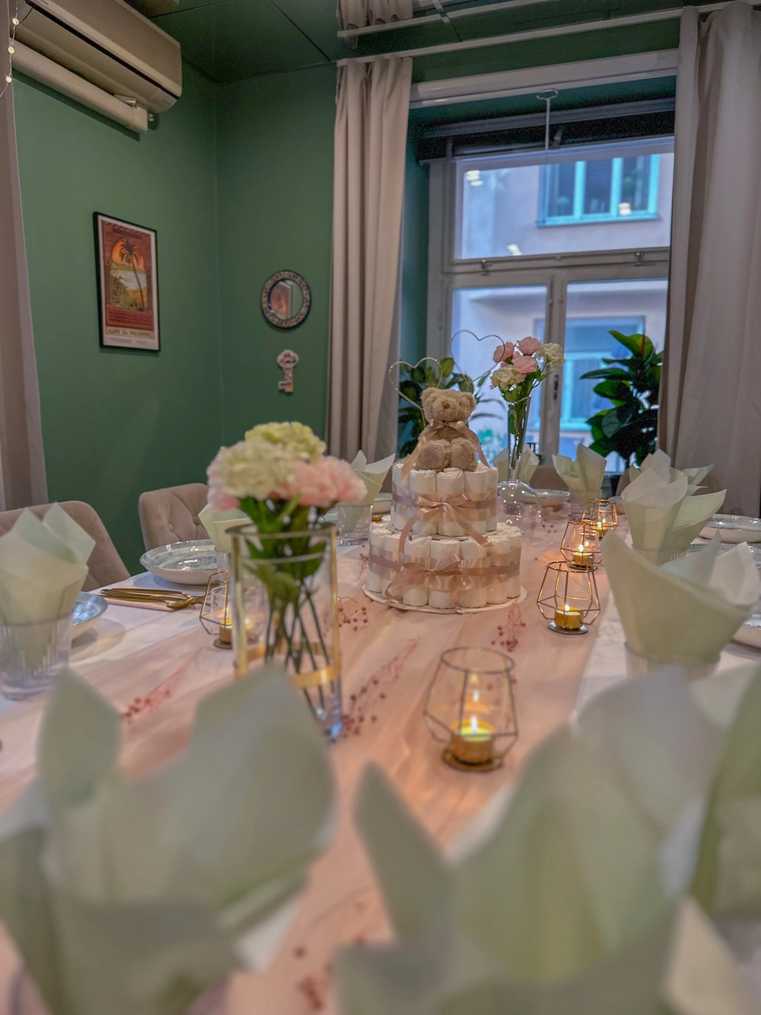 Letar du efter en privat plats f&ouml;r ditt n&auml;sta s&auml;llskap? ✨

Boka v&aring;rt Chambre S&eacute;par&eacute;e f&ouml;r 12&ndash;14 personer och njut av en mysig stund tillsammans,. 🌸

🎶 Egen musik &amp; 📽️ projektor finns vid &ouml;nskem