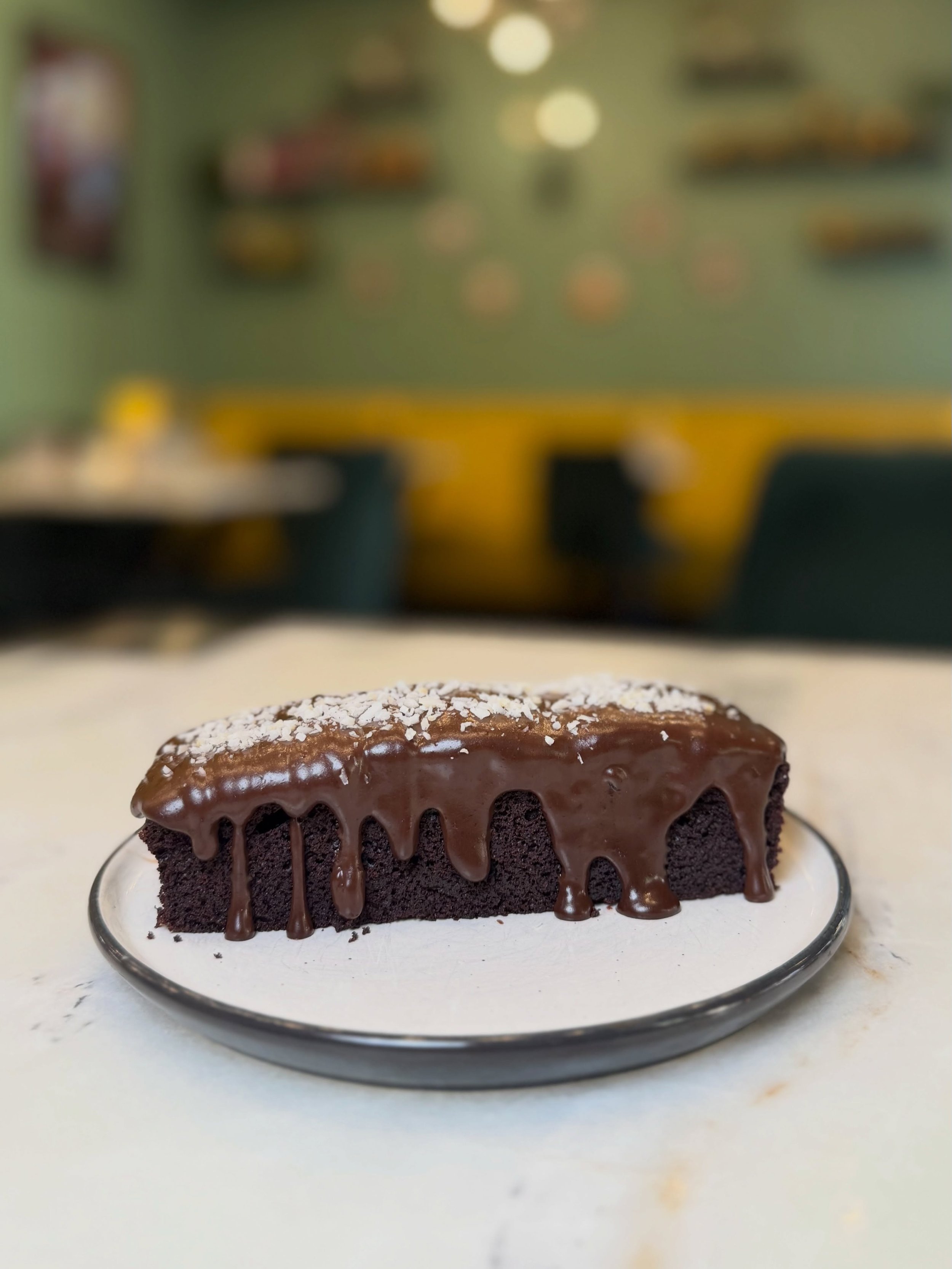 Keket El Chokola
Hemlagad chokladt&aring;rta med v&aring;r egen hemlagade choklads&aring;s 🤎

⸻⸻⸻

Det palestinska k&ouml;ket med genuina smaker 🇵🇸
Sweet O Salti📍 Birger Jarlsgatan 93A