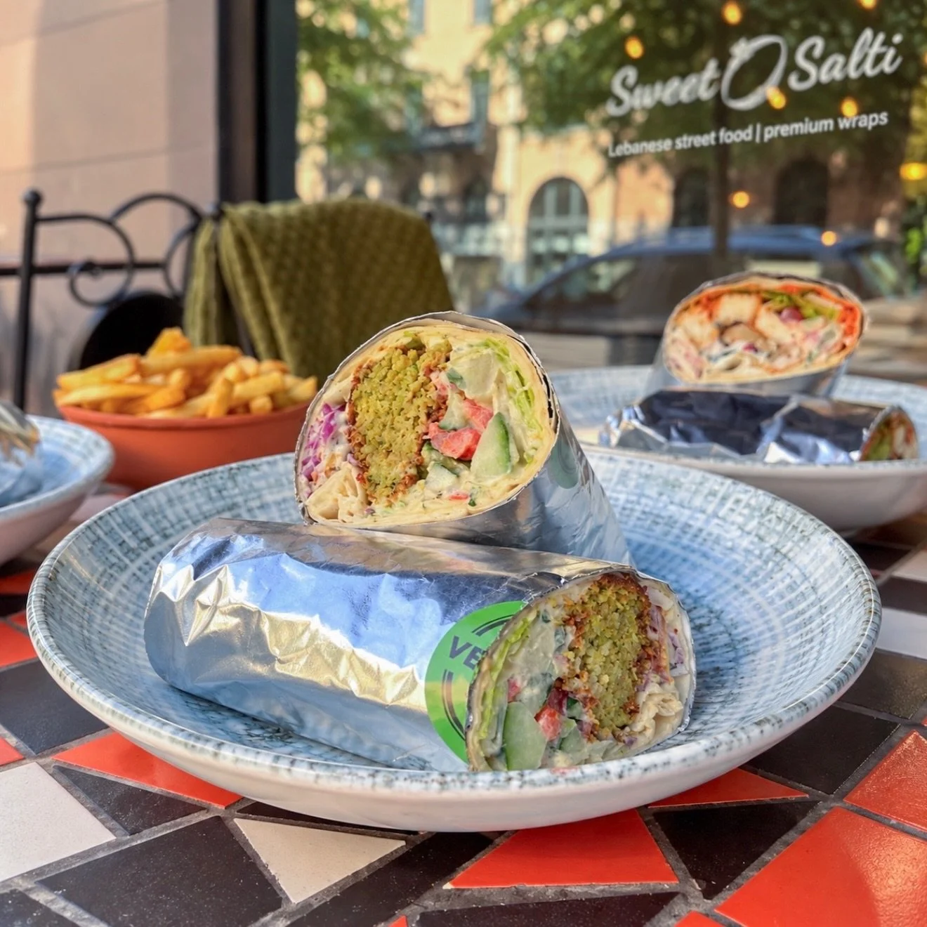Tre wraps 🌯 tre favoriter ❤️
Falafel, Beef &amp; Halloumi fyllda med goda smaker, f&auml;rska gr&ouml;nsaker och v&aring;ra goda r&ouml;ror, inrullade och serverade med k&auml;rlek.
V&aring;ra wraps &auml;r bara en del av lunchen! 

M&aring;ndag&nda