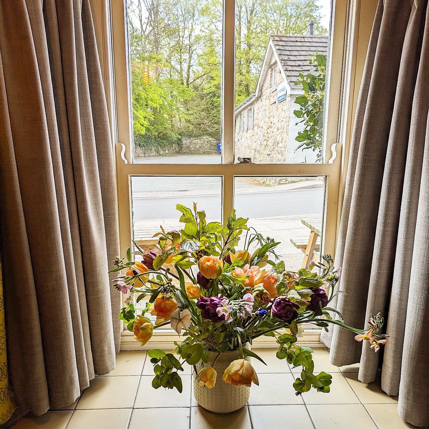 Pretty much the last of the Tulips in this weekly arrangement for @thegoldenlionhotel in Newport 

It's an absolute pleasure putting something new together for this great local business each week 

Always seasonal, local and beautiful. What more coul