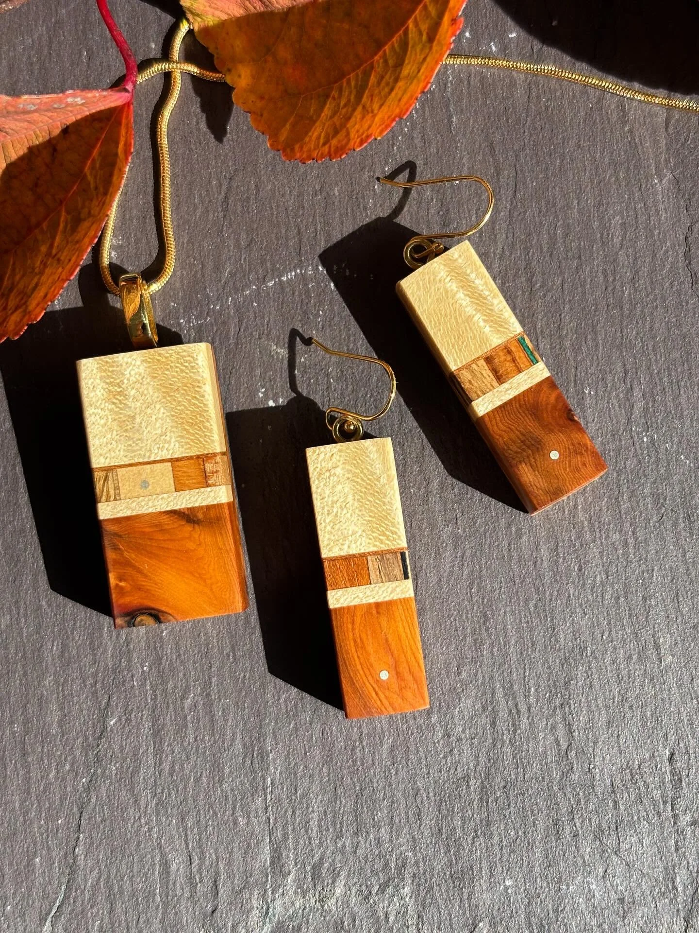 Nothing like a bit of sun to make that grain sparkle ✨ 
#yanafactor #woodpendant #woodenjewellery #handmadejewellery #uniquegiftsireland #irishcraft #irishcraft_irishdesign 
@madeinwicklow @wicklowcraftfoundation